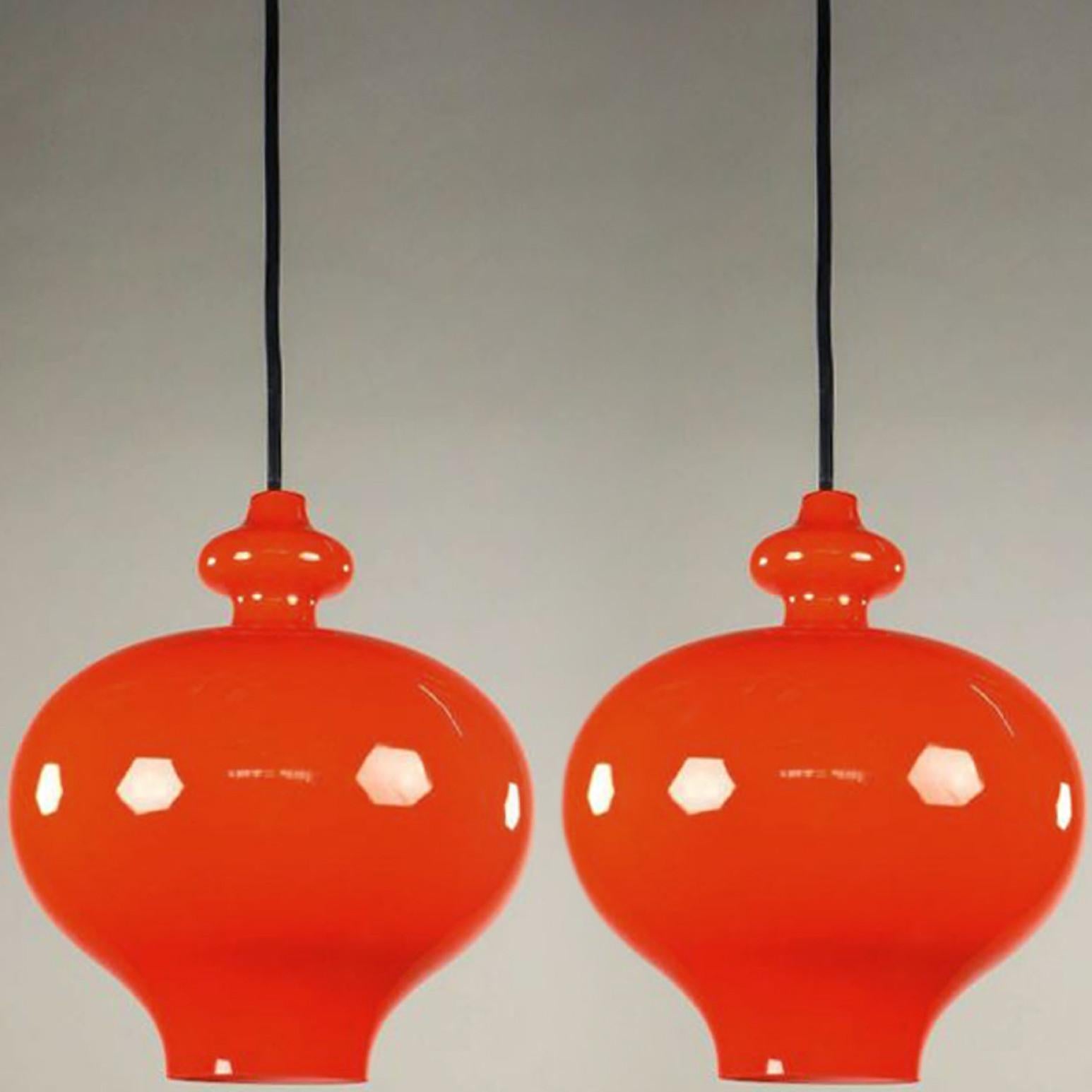 Autre Paire de lampes à suspension en verre orange Hans-Agne Jakobsson pour Staff, 1960 en vente