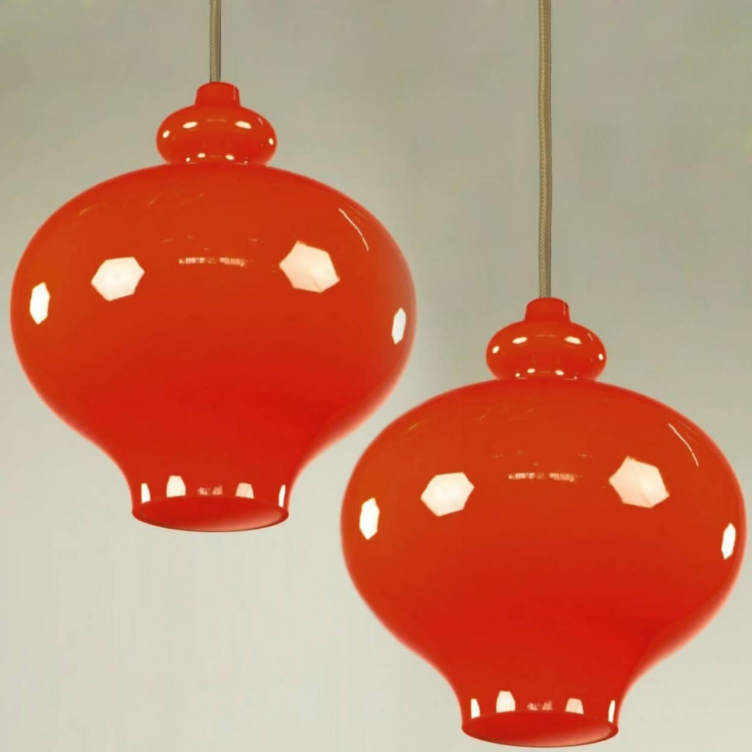 Coppia di lampade a sospensione in vetro arancione Hans-Agne Jakobsson for Staff, 1960 In condizioni buone in vendita a Rijssen, NL