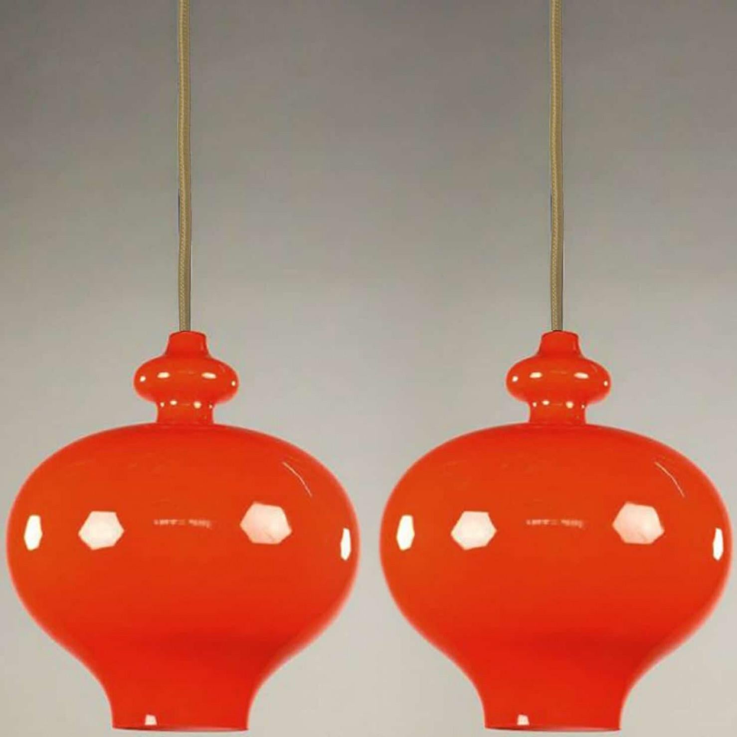 Vetro opalino Coppia di lampade a sospensione in vetro arancione Hans-Agne Jakobsson for Staff, 1960 in vendita