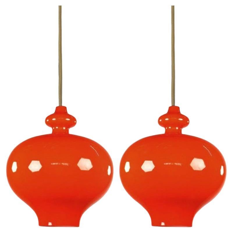 Ein Paar orangefarbene Glas-Pendelleuchten von Hans-Agne Jakobsson für Staff, 1960