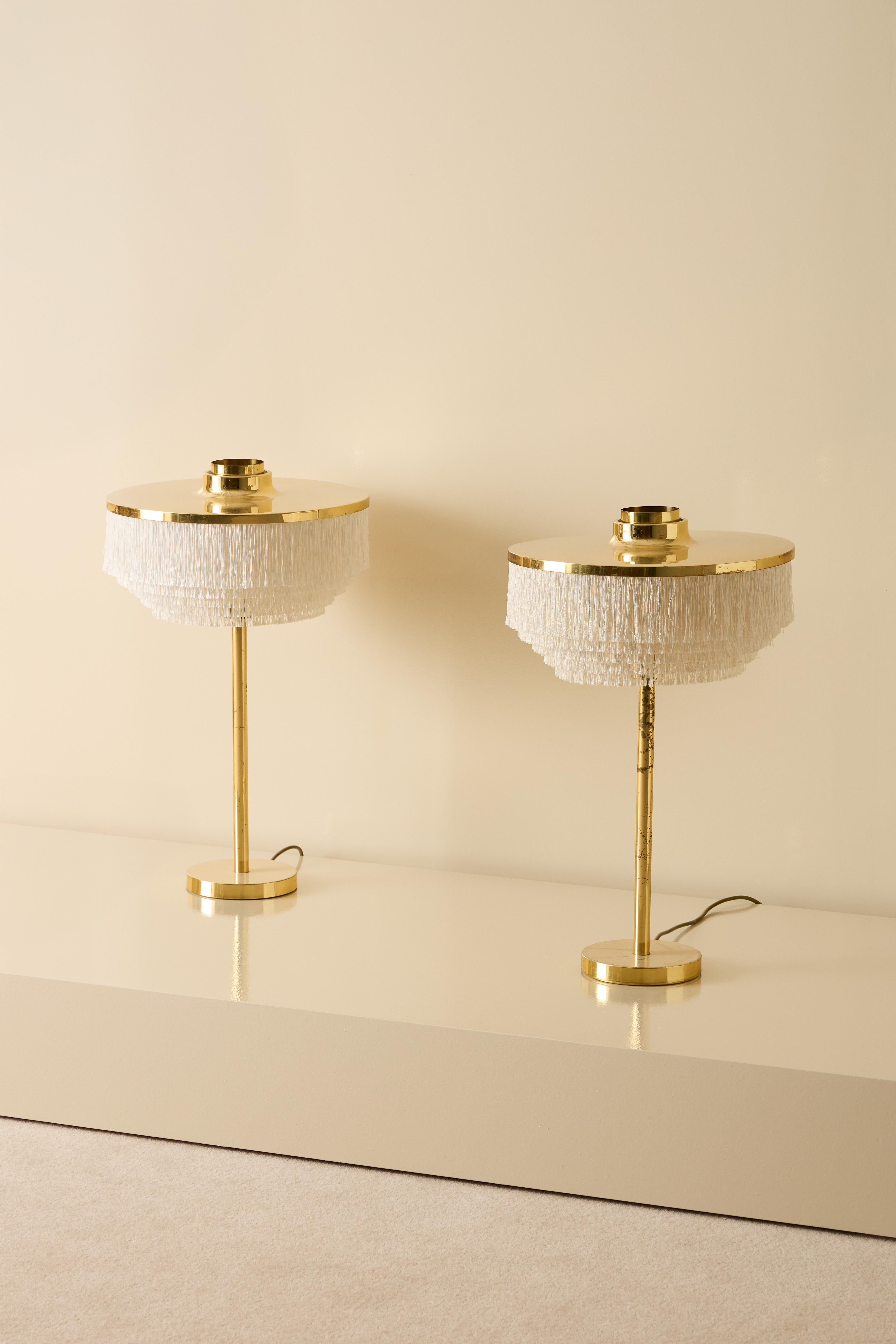 Rare paire de lampes de table blanches modèle B-138 produites par Hans-Agne Agnes à Markaryd, Suède.
