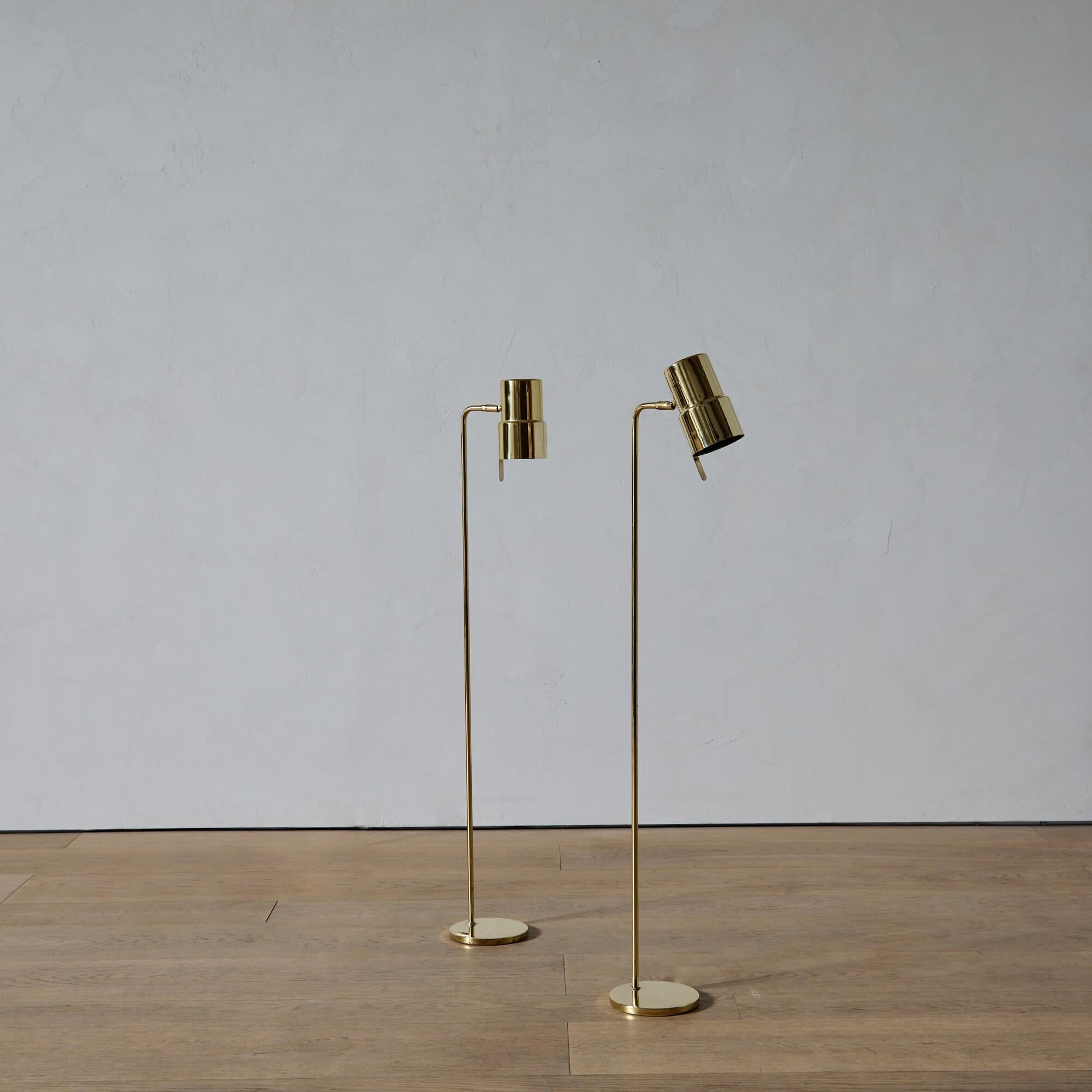 Hans Agnes/One (1919-2009) était un designer d'intérieur et de mobilier suédois connu principalement pour ses conceptions de luminaires, qui jouaient avec une gamme variée de matériaux et de formes. Il a commencé sa carrière comme charpentier avant