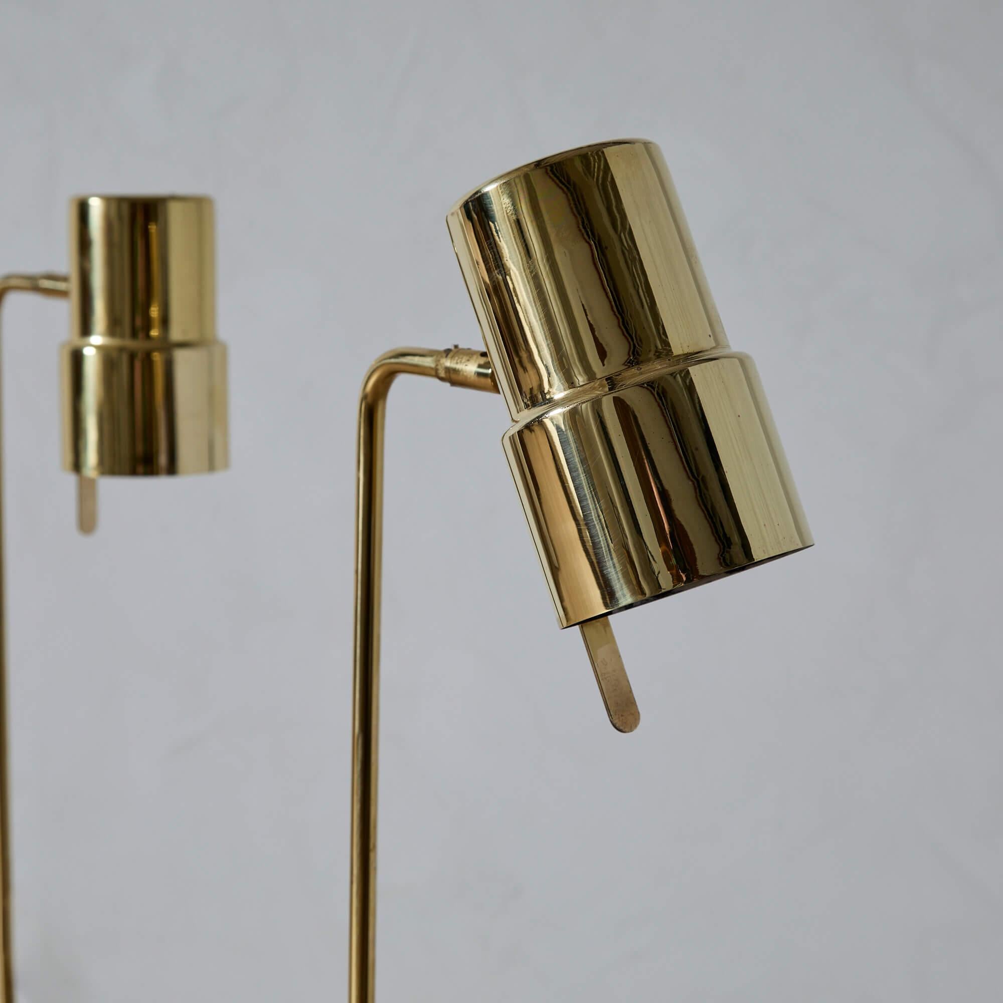 Scandinave moderne Paire de lampadaires en laiton Hans-Agne Jakobsson Model G-154 en vente