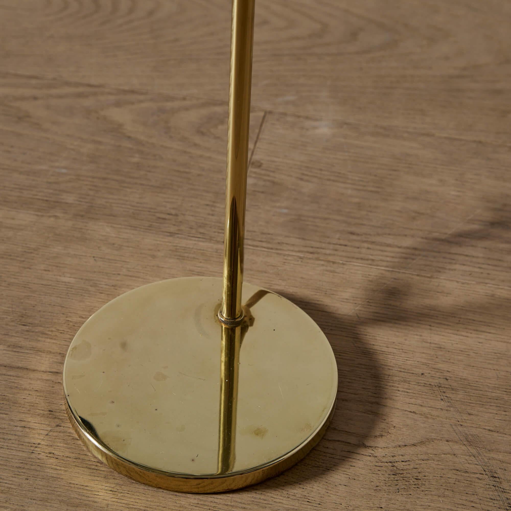 Milieu du XXe siècle Paire de lampadaires en laiton Hans-Agne Jakobsson Model G-154 en vente