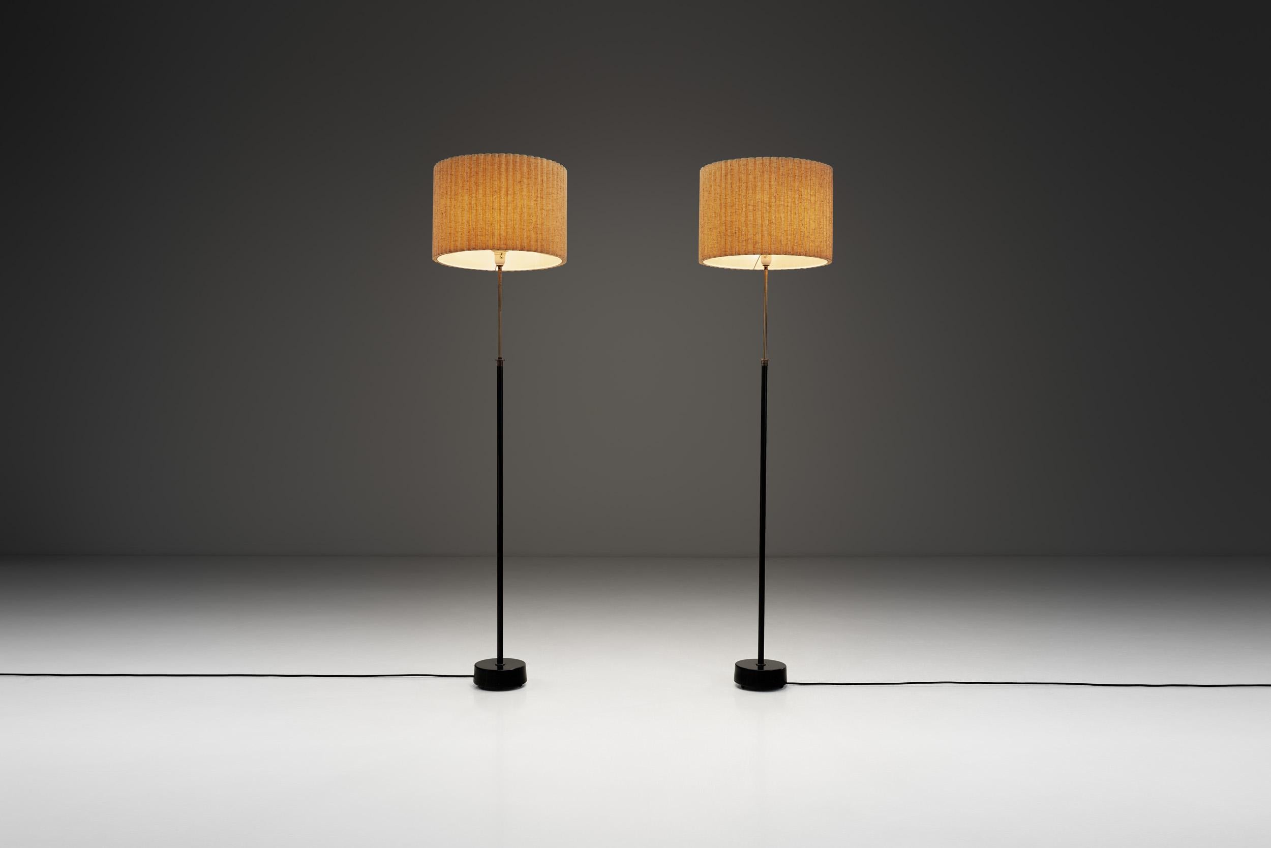 Hans-Agne Jakobsson, rinomato designer di illuminazione svedese, è diventato una figura cardine del design scandinavo della metà del XX secolo. Negli anni '50 fondò la sua azienda omonima, Hans-Agne Jakobsson AB, nella piccola città di Markaryd. La