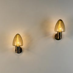 Pareja de apliques de latón Hans-Agne Jakobsson modelo V-220 de cristal ámbar, años 60