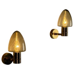 Pareja de apliques de latón Hans-Agne Jakobsson modelo V-220 de cristal ámbar, años 60