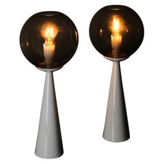 Ein Paar Tischlampen aus Porzellan und Rauchglas von Hans-Agne Jakobsson, 1950er Jahre