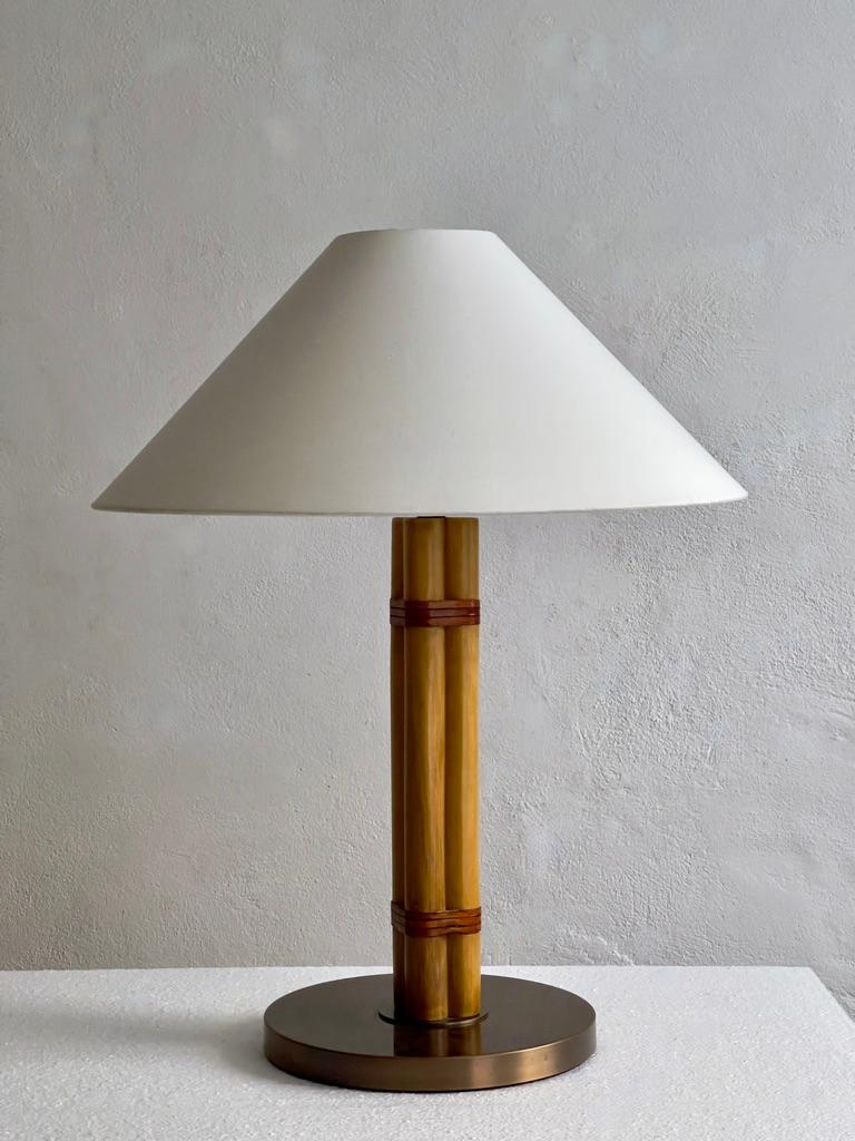 Este par de lámparas de sobremesa modernas suecas Hans-Agne Jakobsson de los años 70 personifican la intersección entre forma y función, mostrando una armoniosa mezcla de materiales y elementos de diseño emblemáticos de su época. Elaborados con