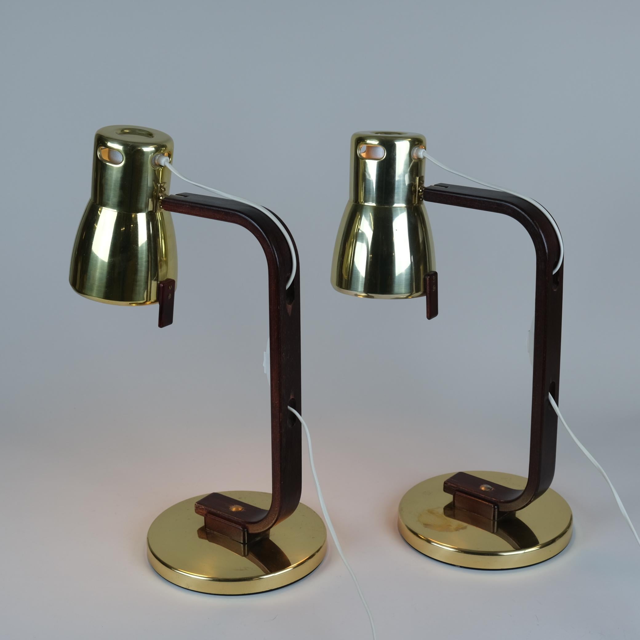 Une belle paire de lampes de table en pin et laiton, conçue par Hans-Agne Jakobsson et fabriquée par Agnes en Suède. Ces lampes présentent une belle combinaison d'abat-jours réglables en laiton et de tiges en pin, qui s'harmonisent à merveille. Le