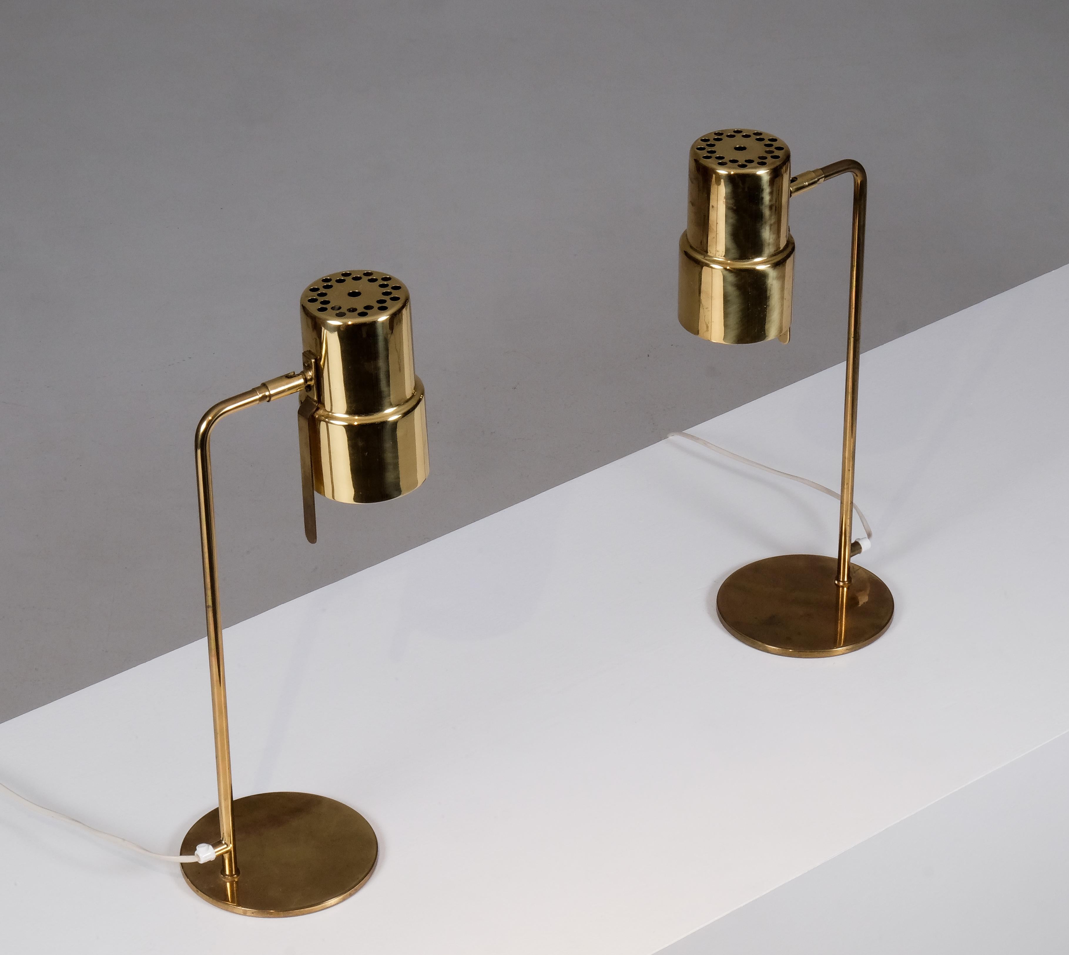 Paire de lampes de table en laiton de Hans-Agne Agnes Jakobsson en très bon état d'origine.
Produit par Hans-Agne Jakobsson, Markaryd, 1960. Signé.

Dimensions : Hauteur 50 cm.