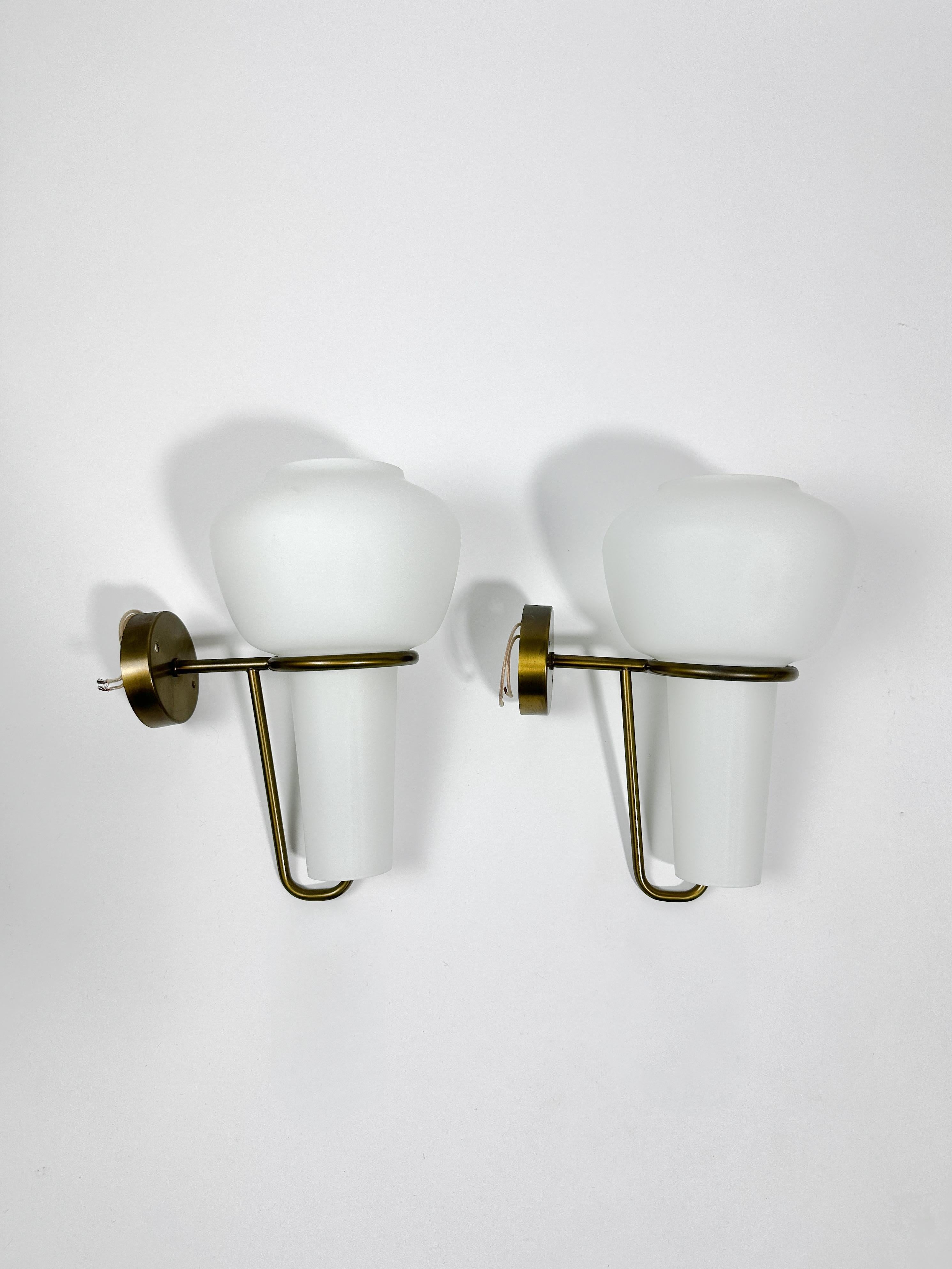 Pareja de lámparas de pared Hans-Agne Jakobsson Apliques de latón y cristal opalino Suecos años 50 en Bueno estado para la venta en Basel, BS