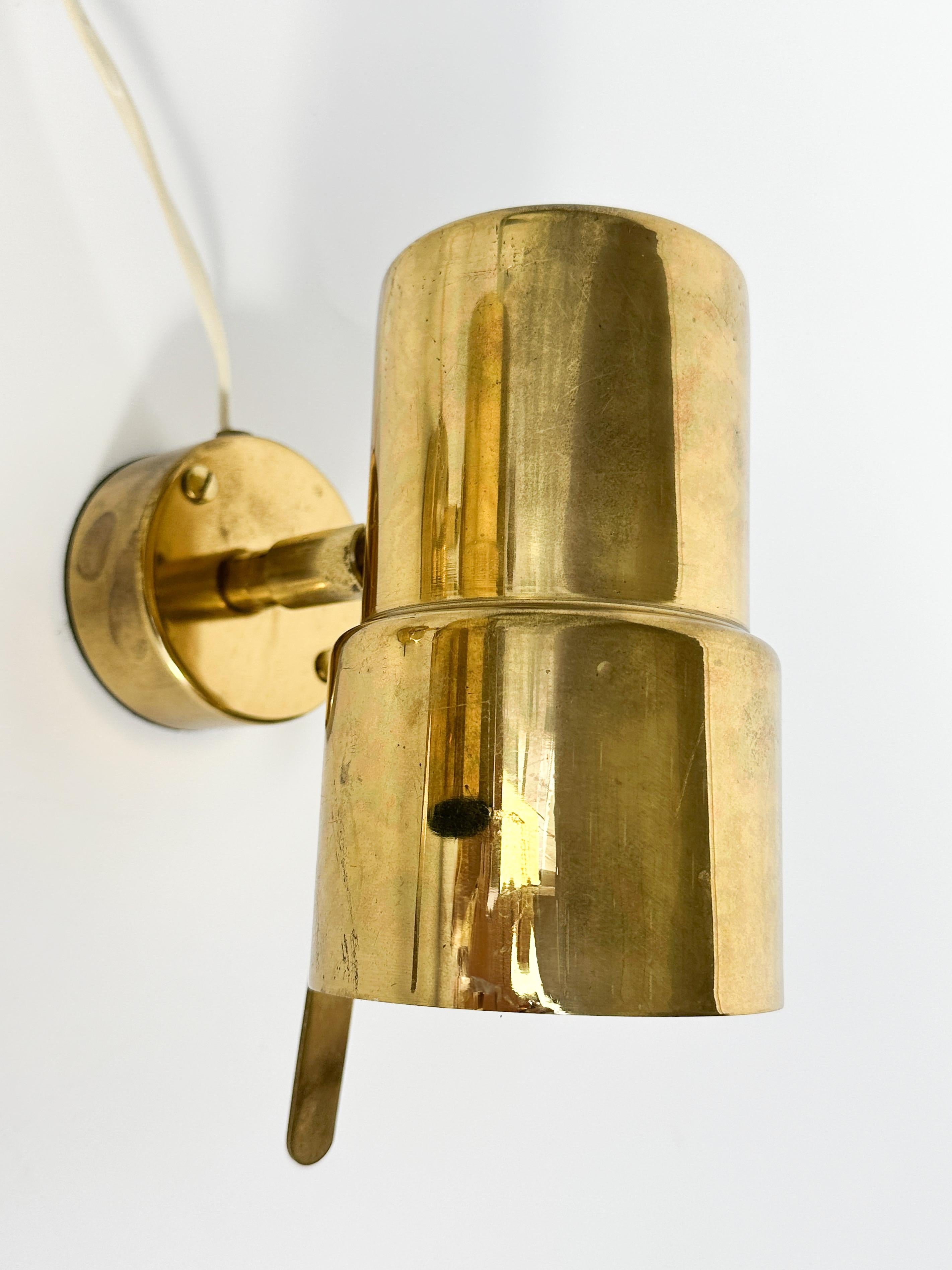 Pareja de lámparas de pared Hans Agne Jakobsson Apliques de latón Focos Suecos Años 70 en venta 4