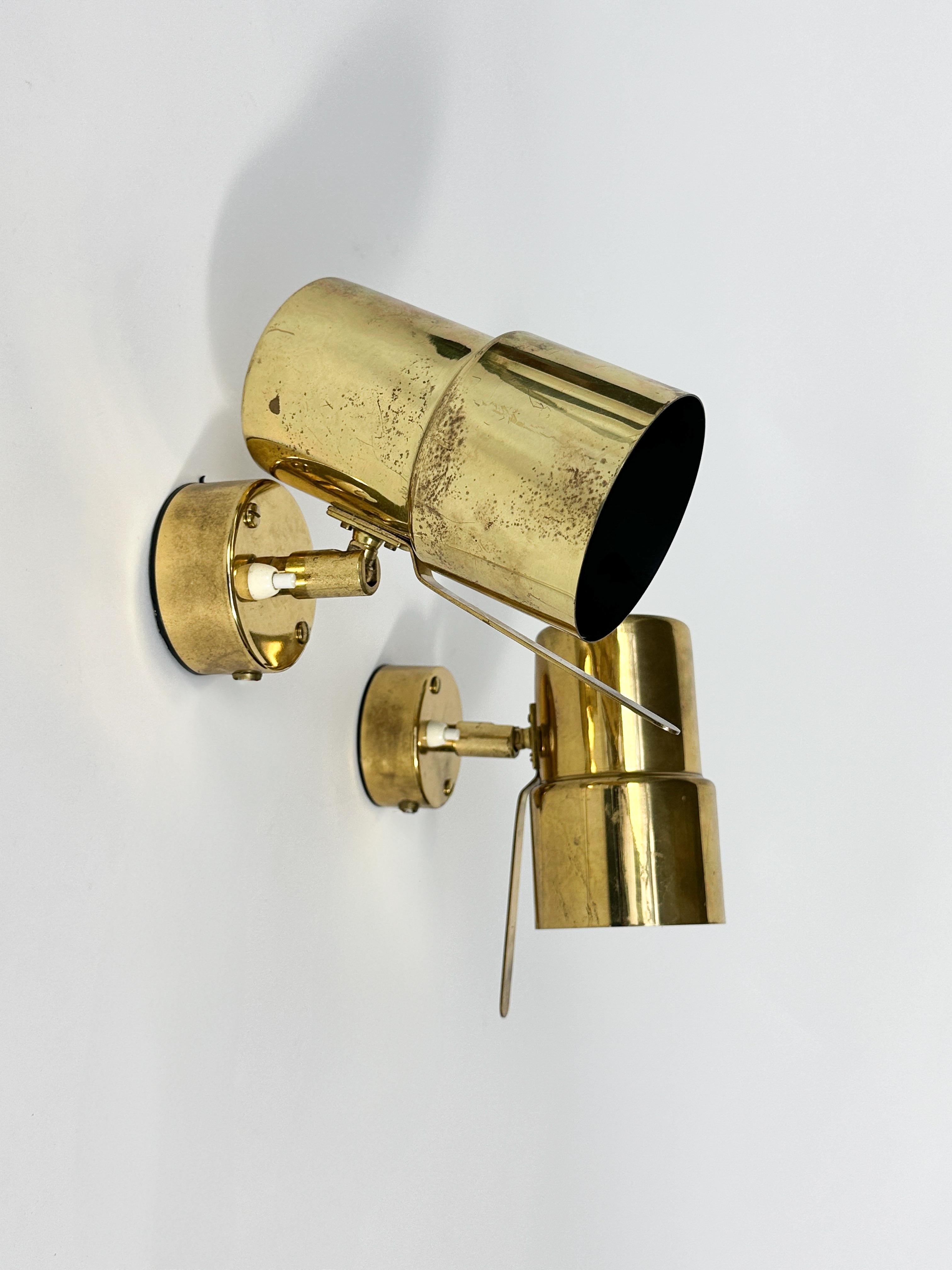 Pareja de lámparas de pared Hans Agne Jakobsson Apliques de latón Focos Suecos Años 70 Hecho a mano en venta