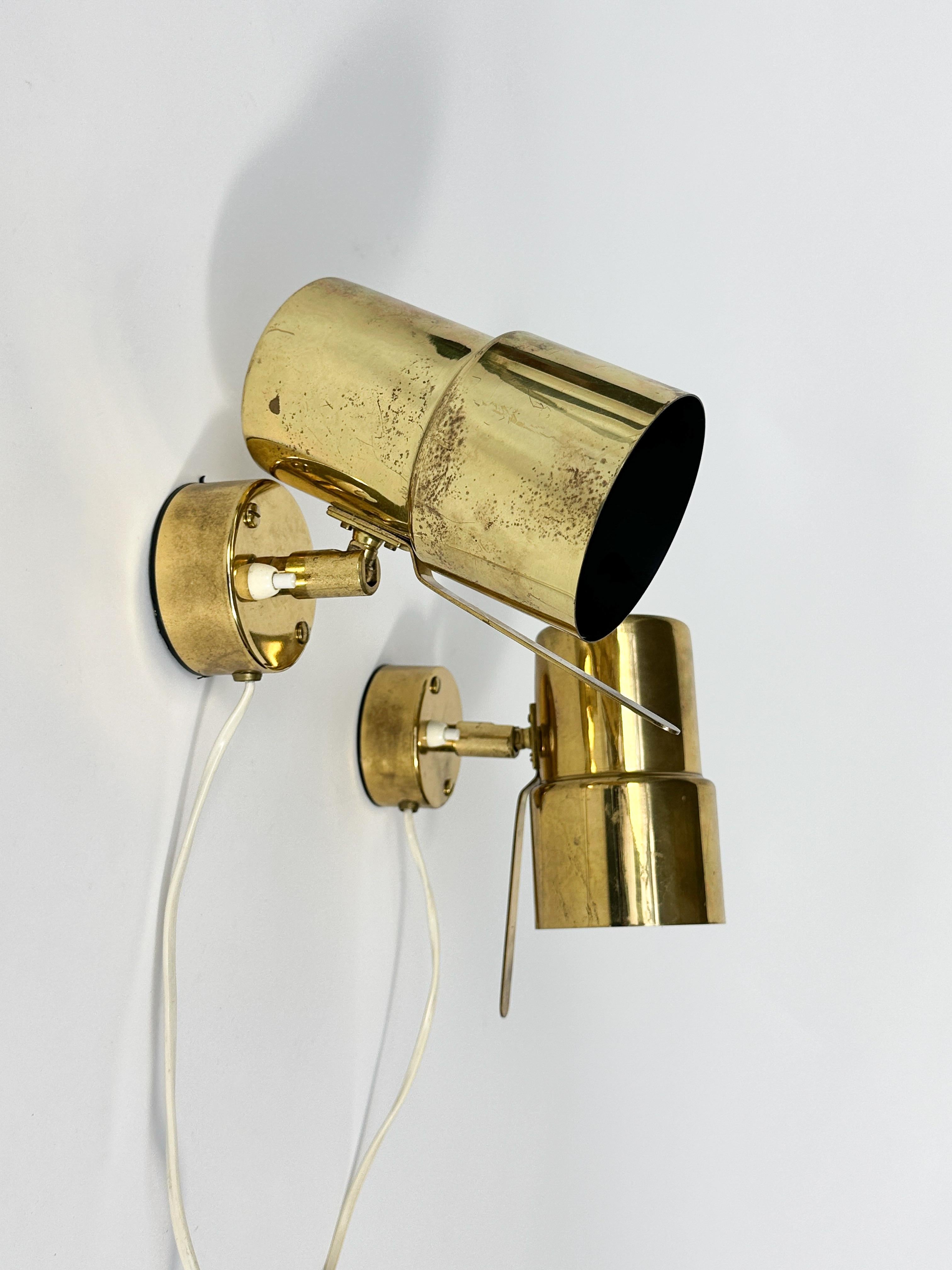 Pareja de lámparas de pared Hans Agne Jakobsson Apliques de latón Focos Suecos Años 70 en Bueno estado para la venta en Basel, BS