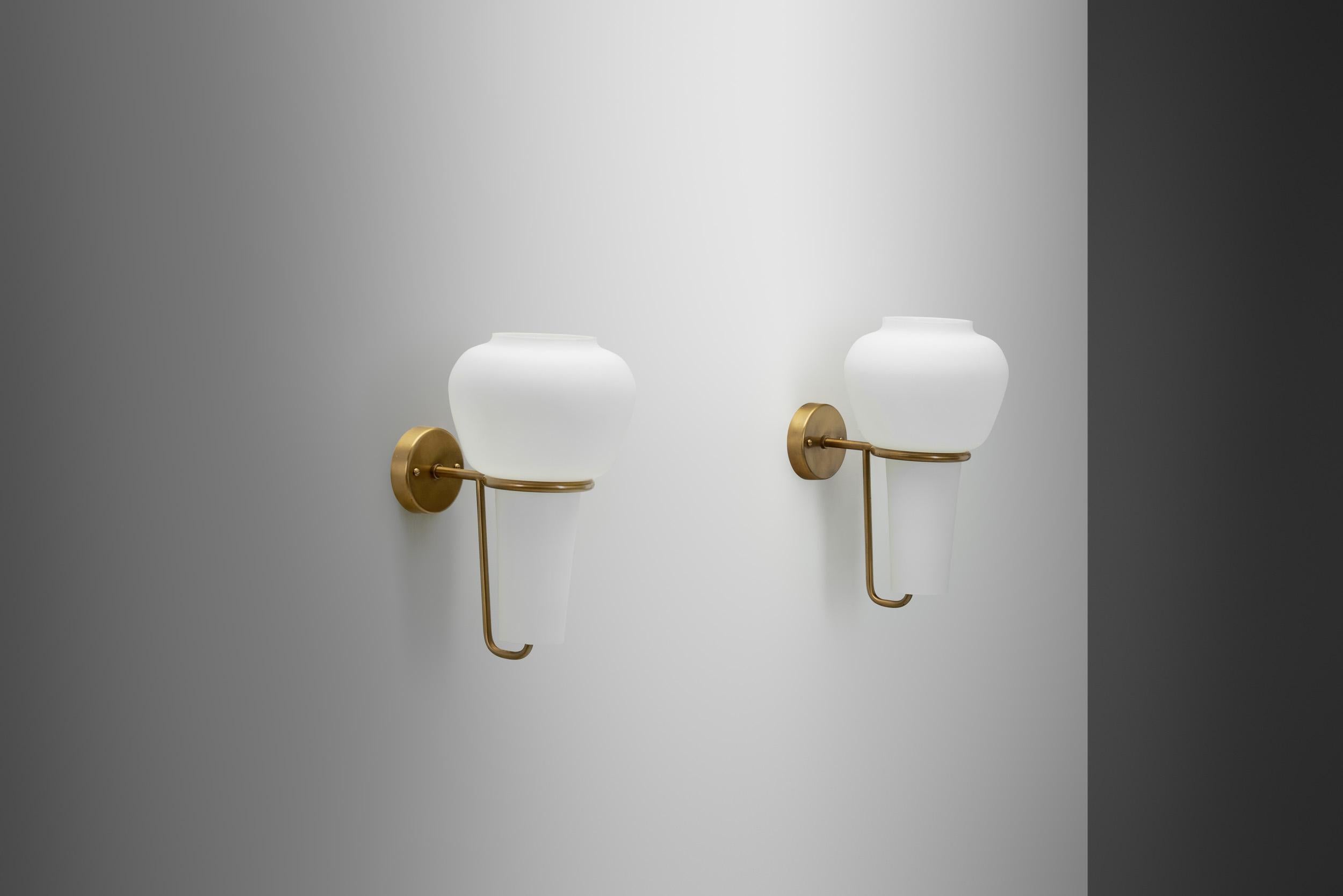 Pareja de lámparas de pared Hans-Agne Jakobsson para AB Markaryd, Suecia mediados del siglo XX Escandinavo moderno en venta