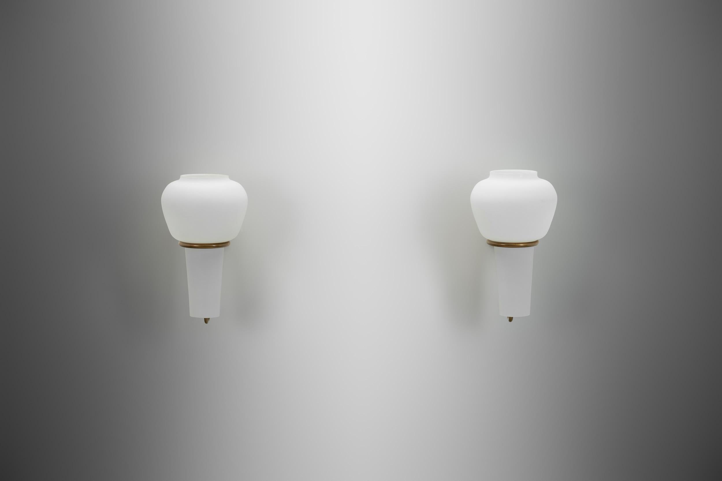 Pareja de lámparas de pared Hans-Agne Jakobsson para AB Markaryd, Suecia mediados del siglo XX en venta 1