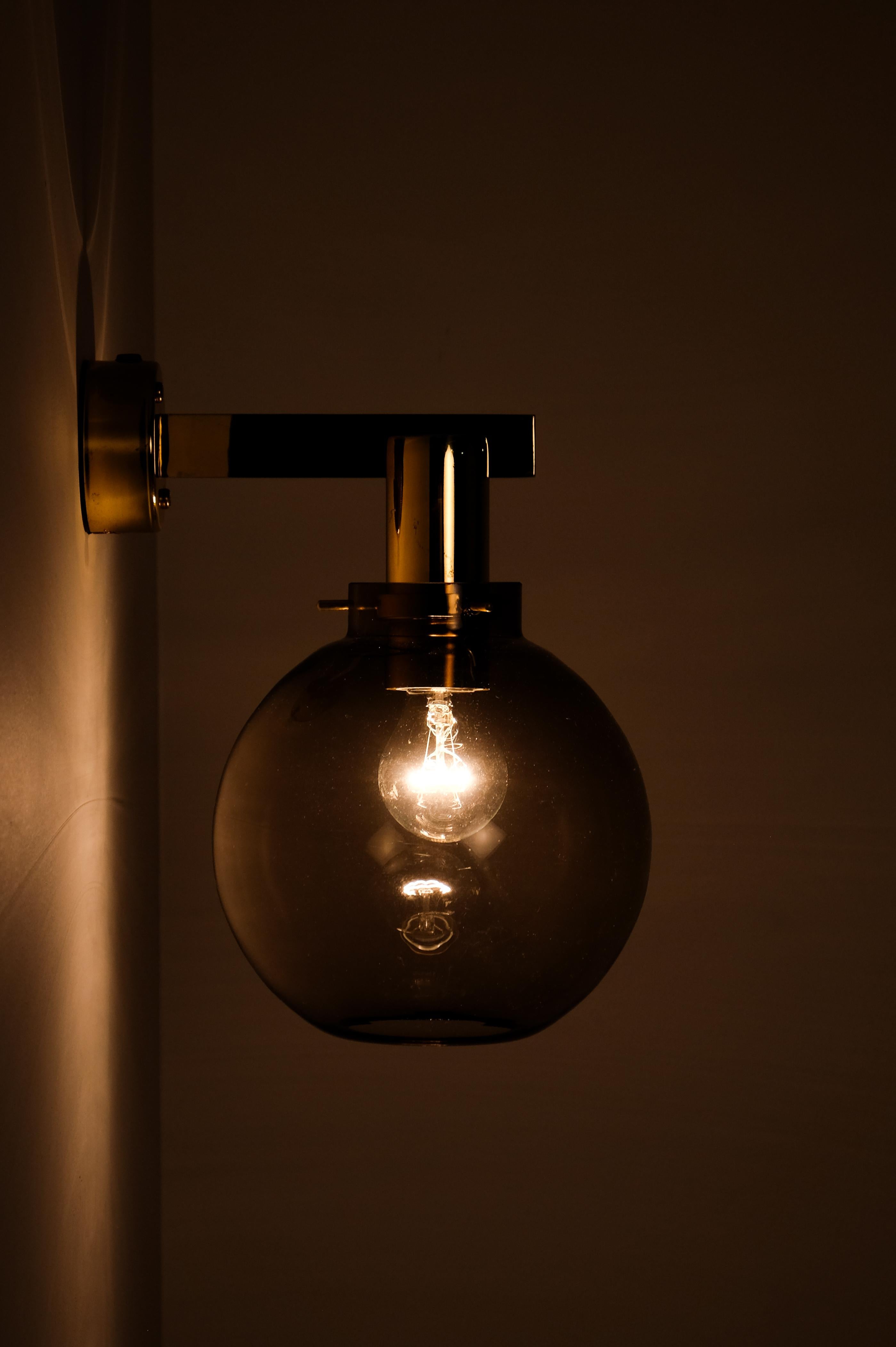 Pareja de apliques modelo V-305 en latón y cristal ahumado.
Producido por Hans-Agne Jakobsson, Markaryd, Suecia, década de 1970.