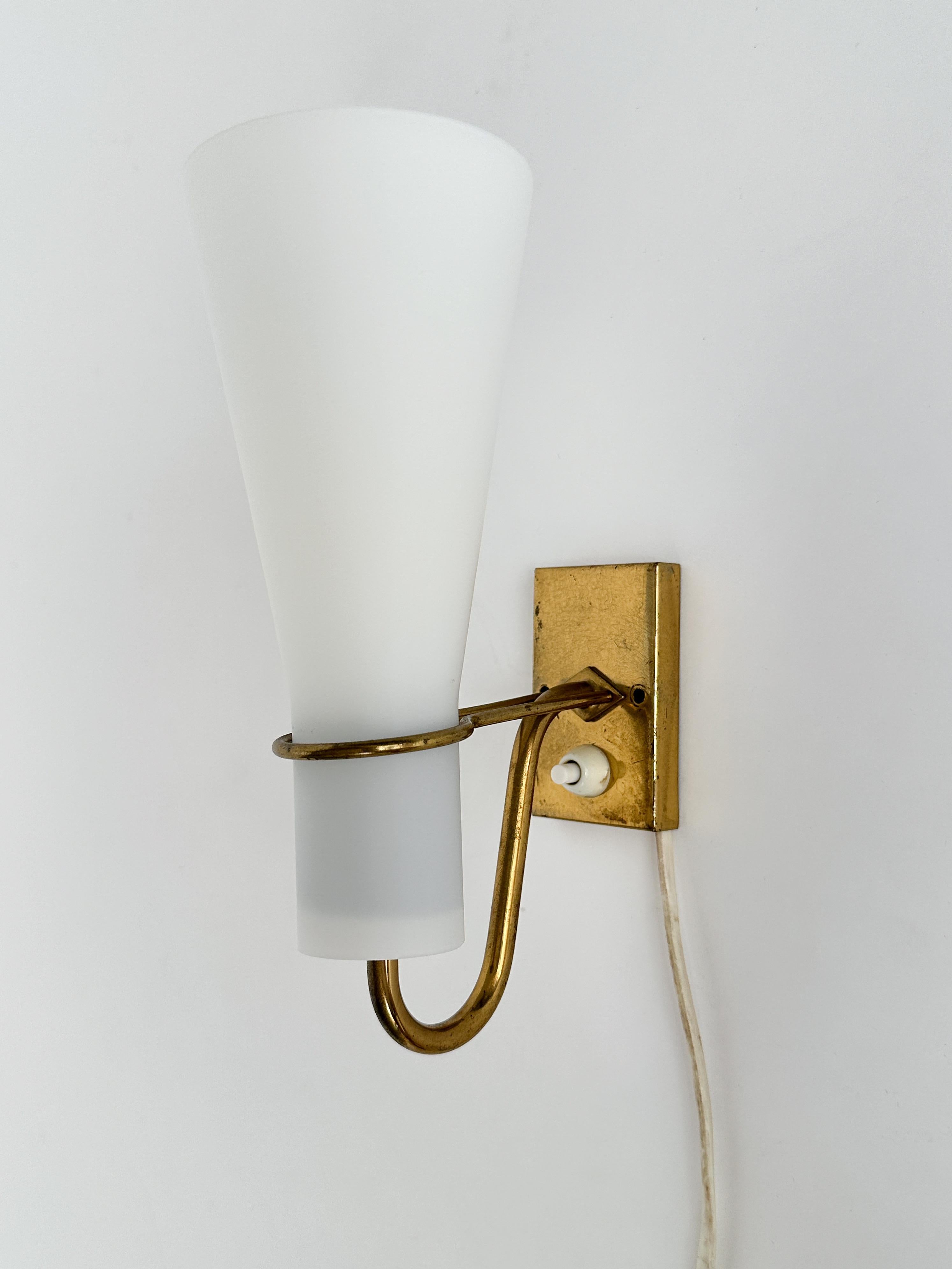 Paire d'appliques Hans Bergström en laiton et verre ASEA Suède années 1950 en vente 2