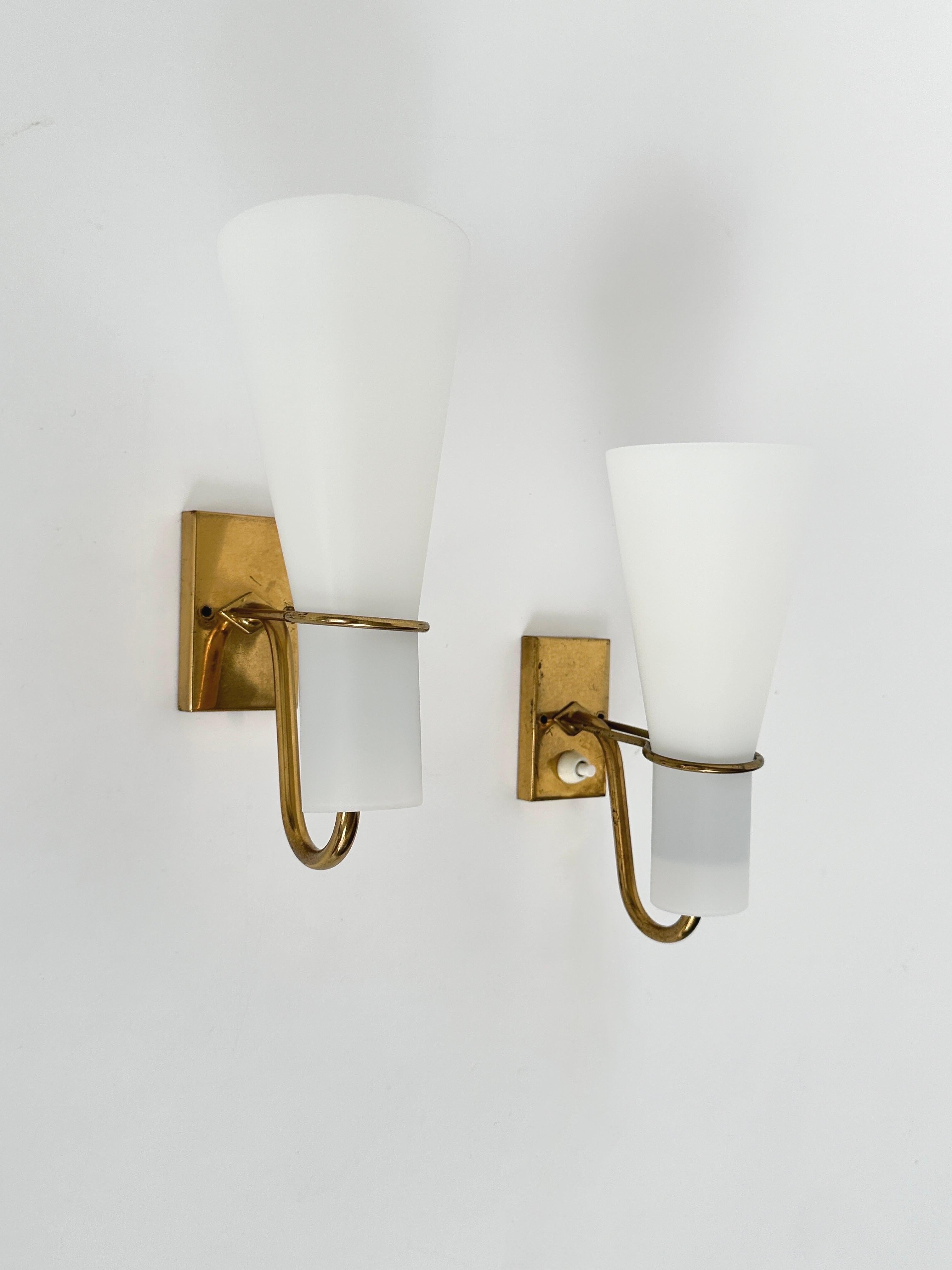 Mid-Century Modern Paire d'appliques Hans Bergström en laiton et verre ASEA Suède années 1950 en vente