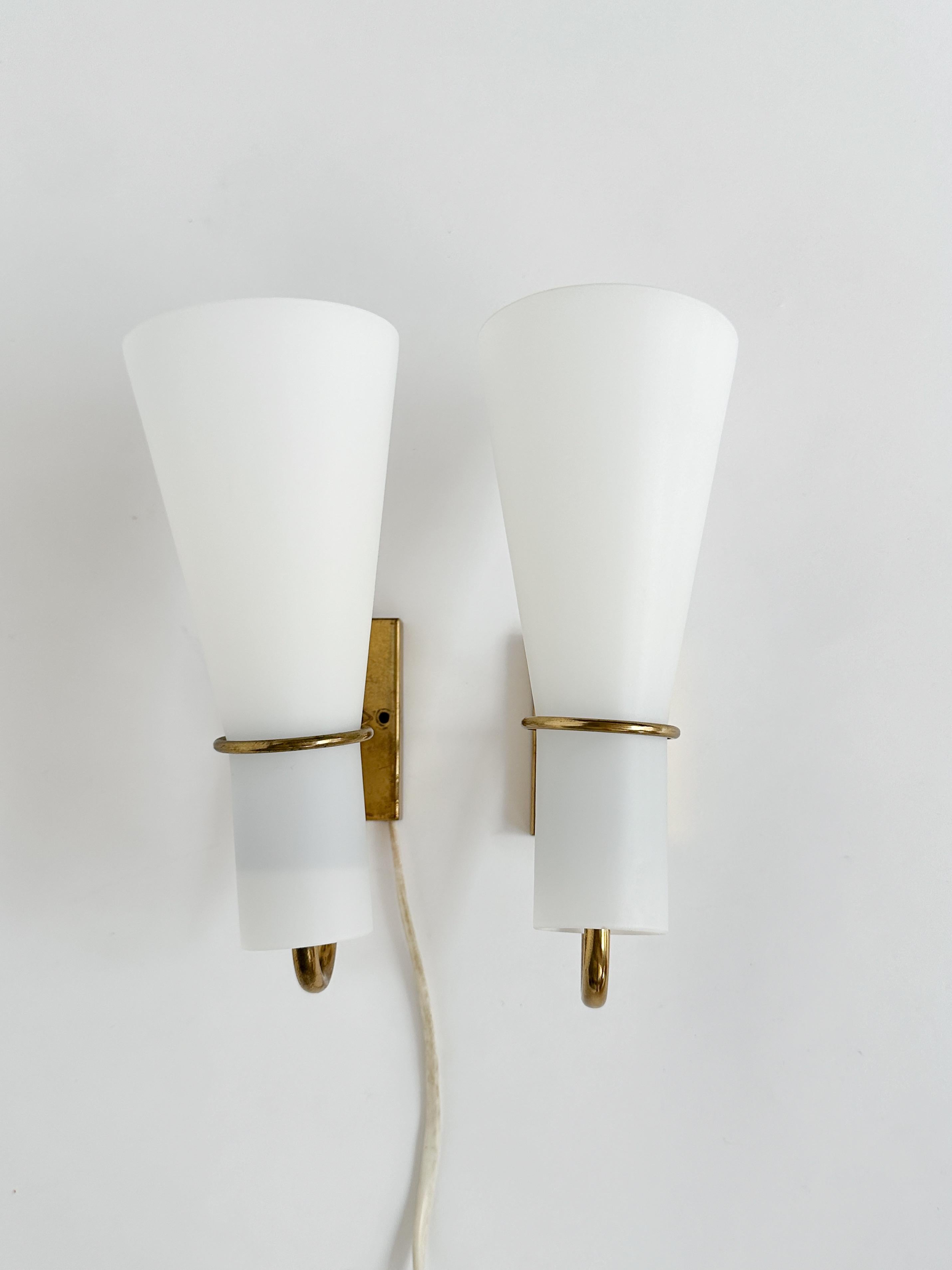 Suédois Paire d'appliques Hans Bergström en laiton et verre ASEA Suède années 1950 en vente