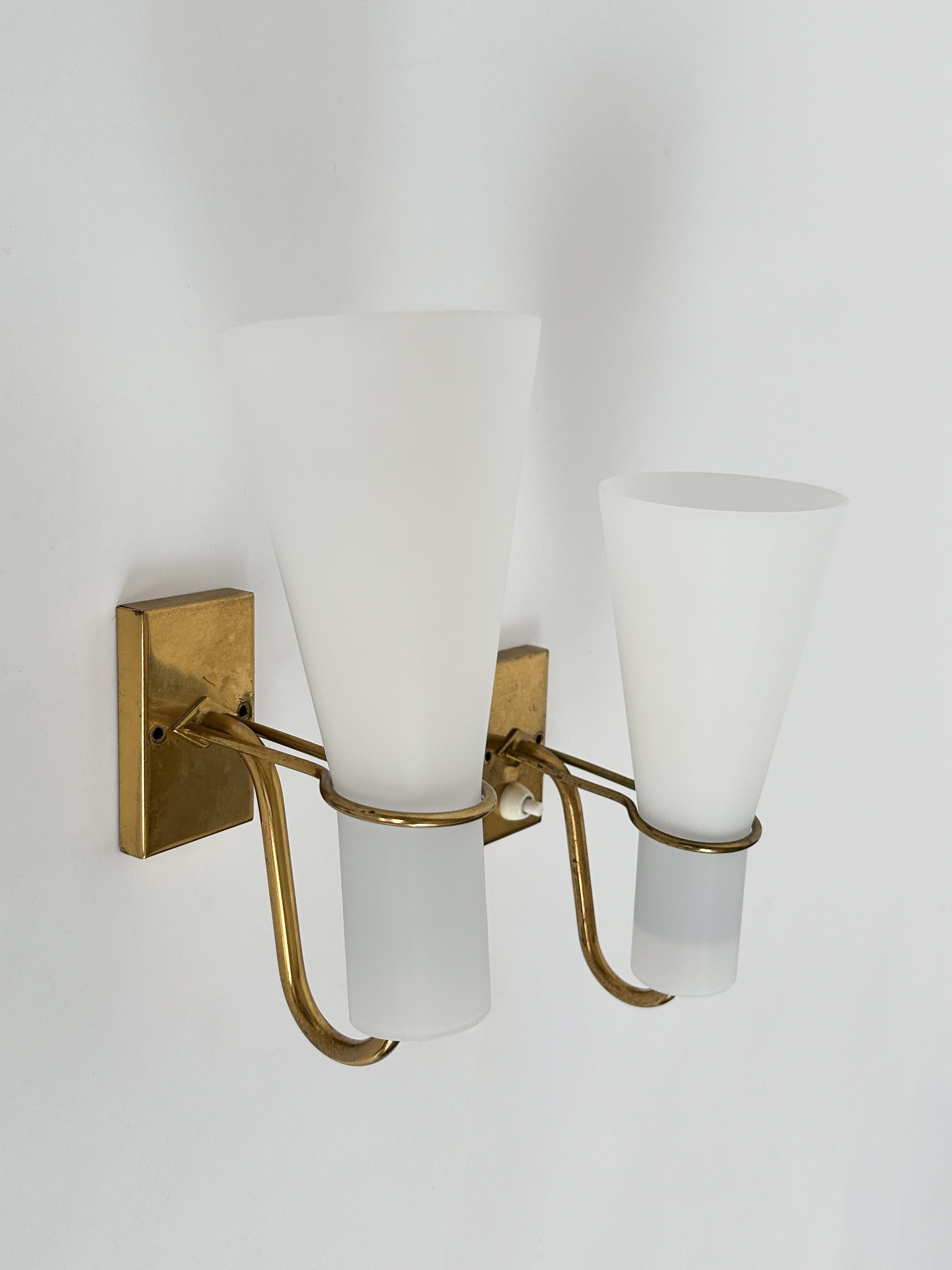 Fait main Paire d'appliques Hans Bergström en laiton et verre ASEA Suède années 1950 en vente