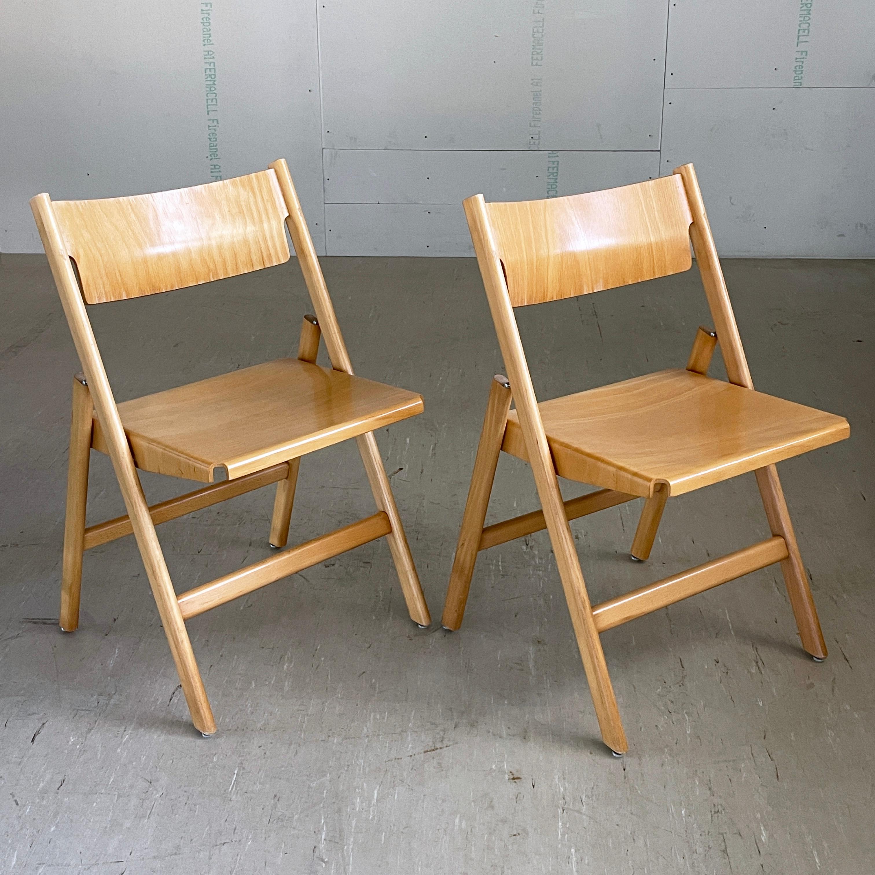 Ein Paar FS-Klappstühle Modell 1901 aus Buchenholz, entworfen von Hans Eichenberger, 1966. Produziert von Dietiker & Co. AG, Schweiz
Designer: Egon Eiermann, 1966.
Produzent: Dietiker & Co. AG, Schweiz
Abmessungen: Höhe: 74cm  Breite: 48cm  Tiefe: