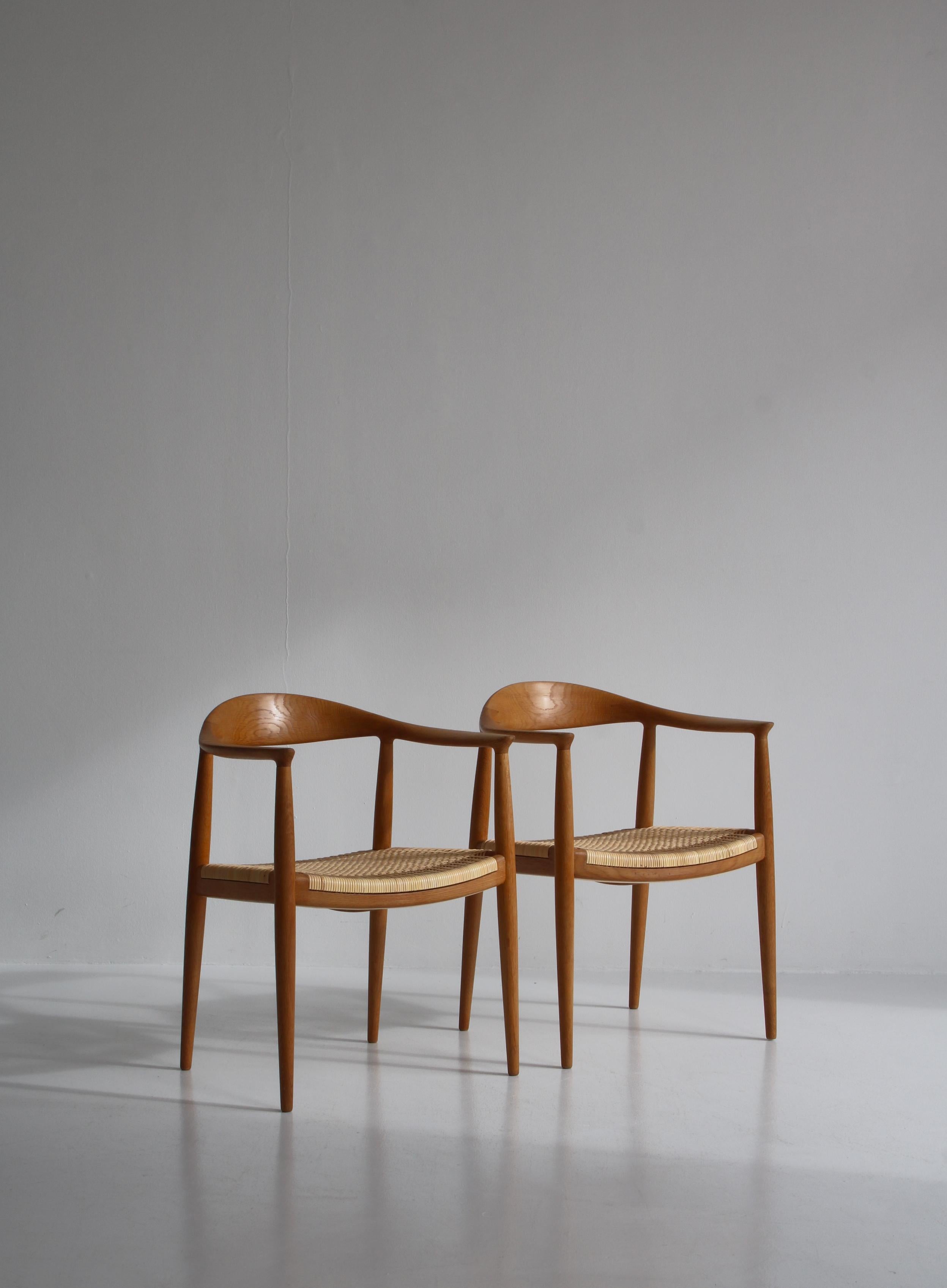 Scandinave moderne Paire de fauteuils Hans J. Wegner « JH-501 » en chêne et rotin canné, style danois moderne en vente