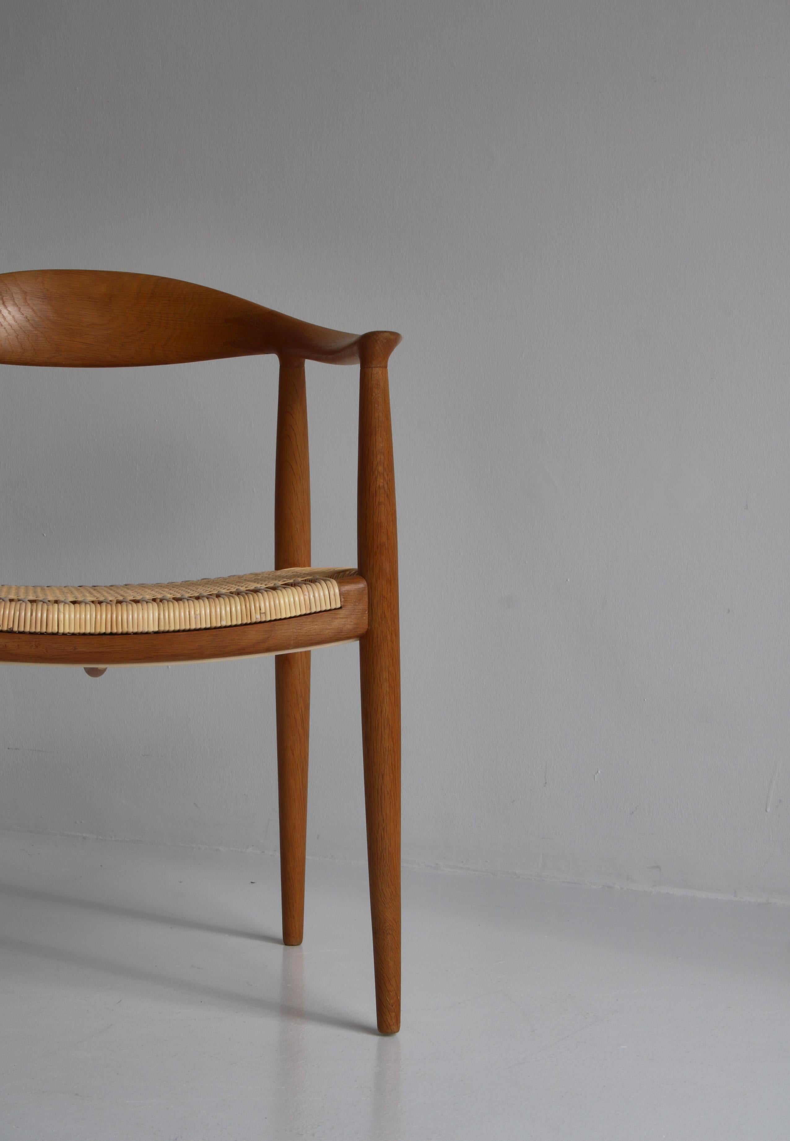 Paire de fauteuils Hans J. Wegner « JH-501 » en chêne et rotin canné, style danois moderne Bon état - En vente à Odense, DK