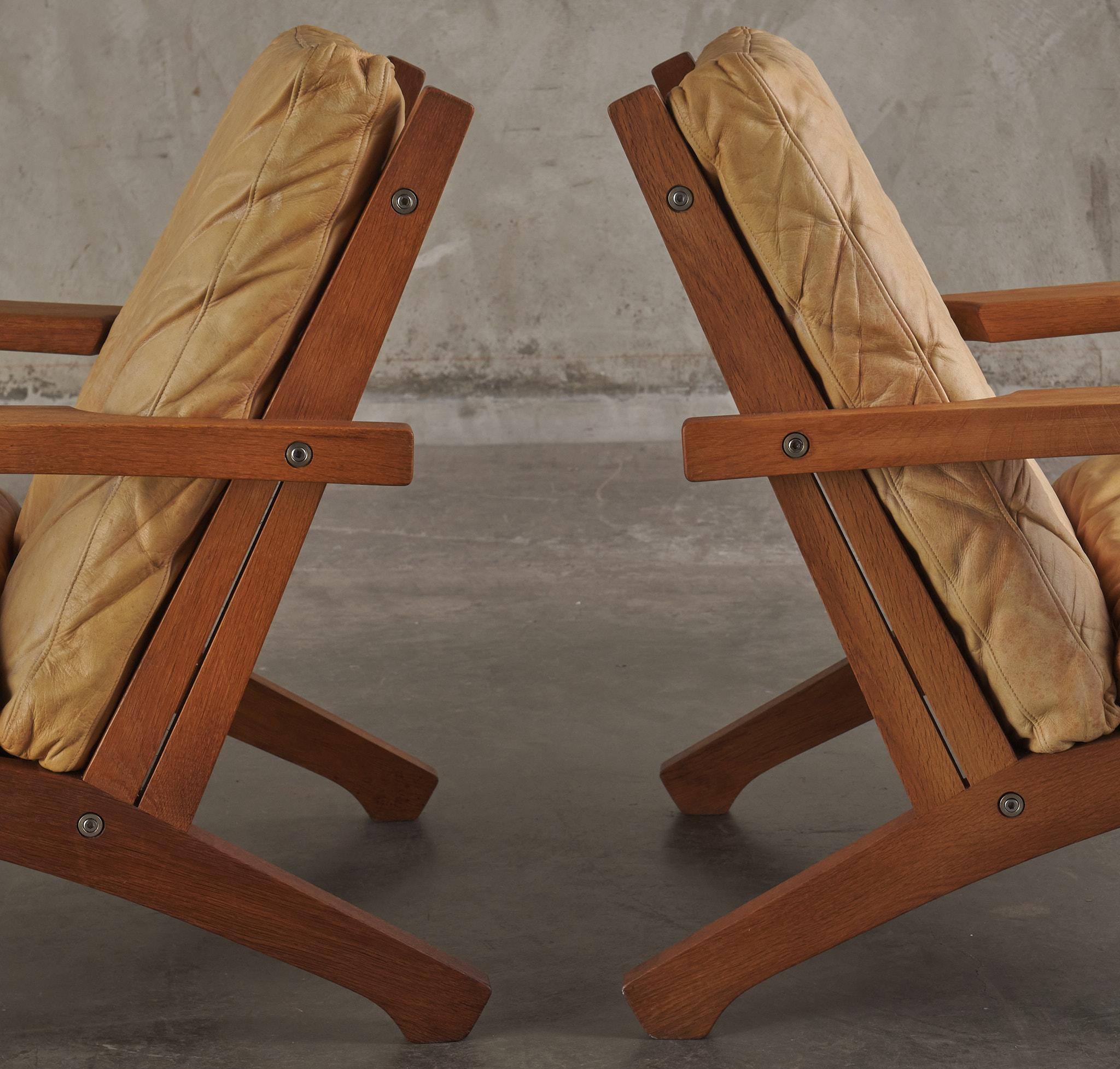Pair of Hans J Wegner Armchairs, Model GE 370, Getama, Denmark In Good Condition In Los Angeles, CA