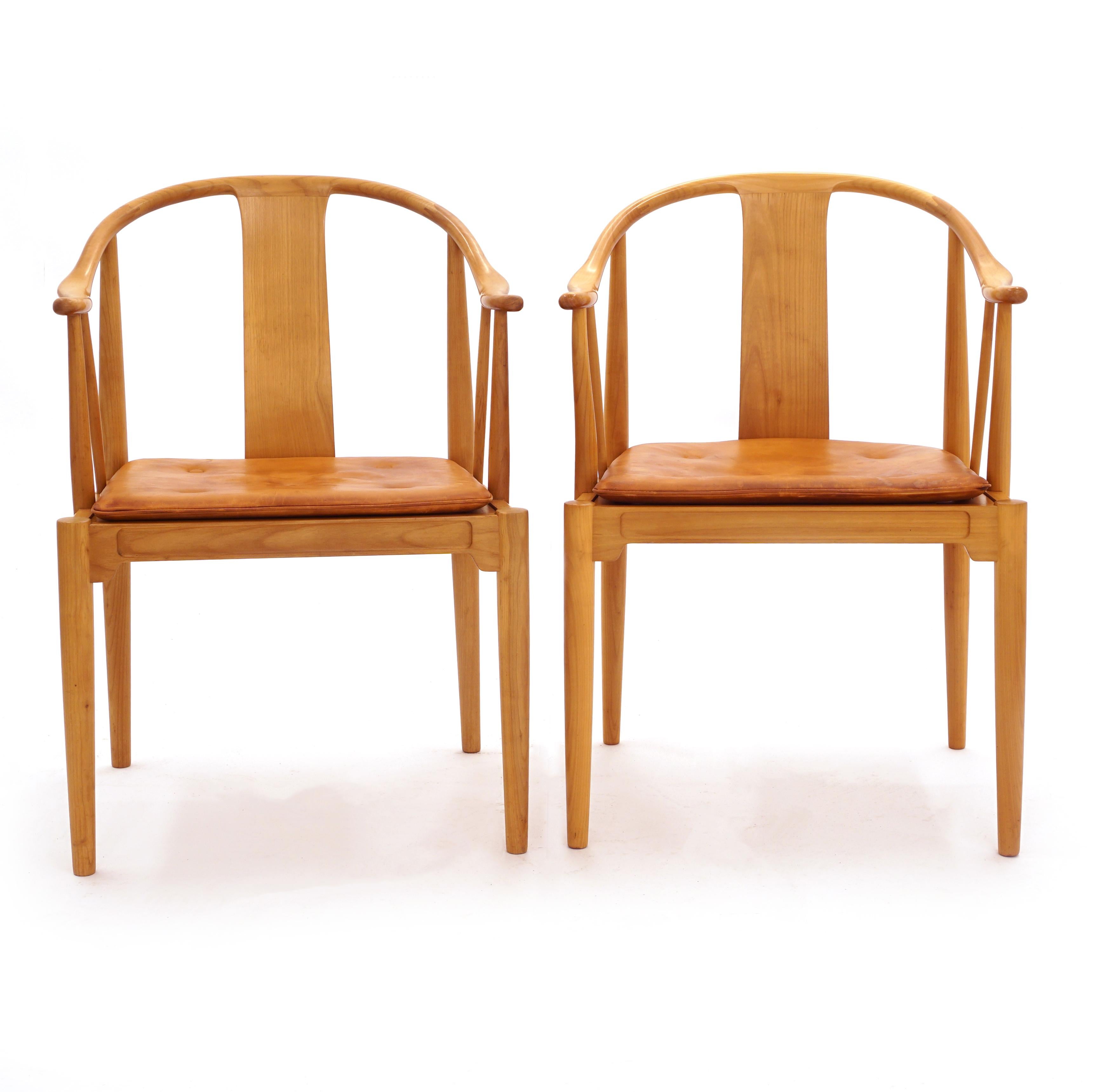 A pair of very nice patinated Hans J. Wegner beech China Chairs produced by Fritz Hansen
One with label.