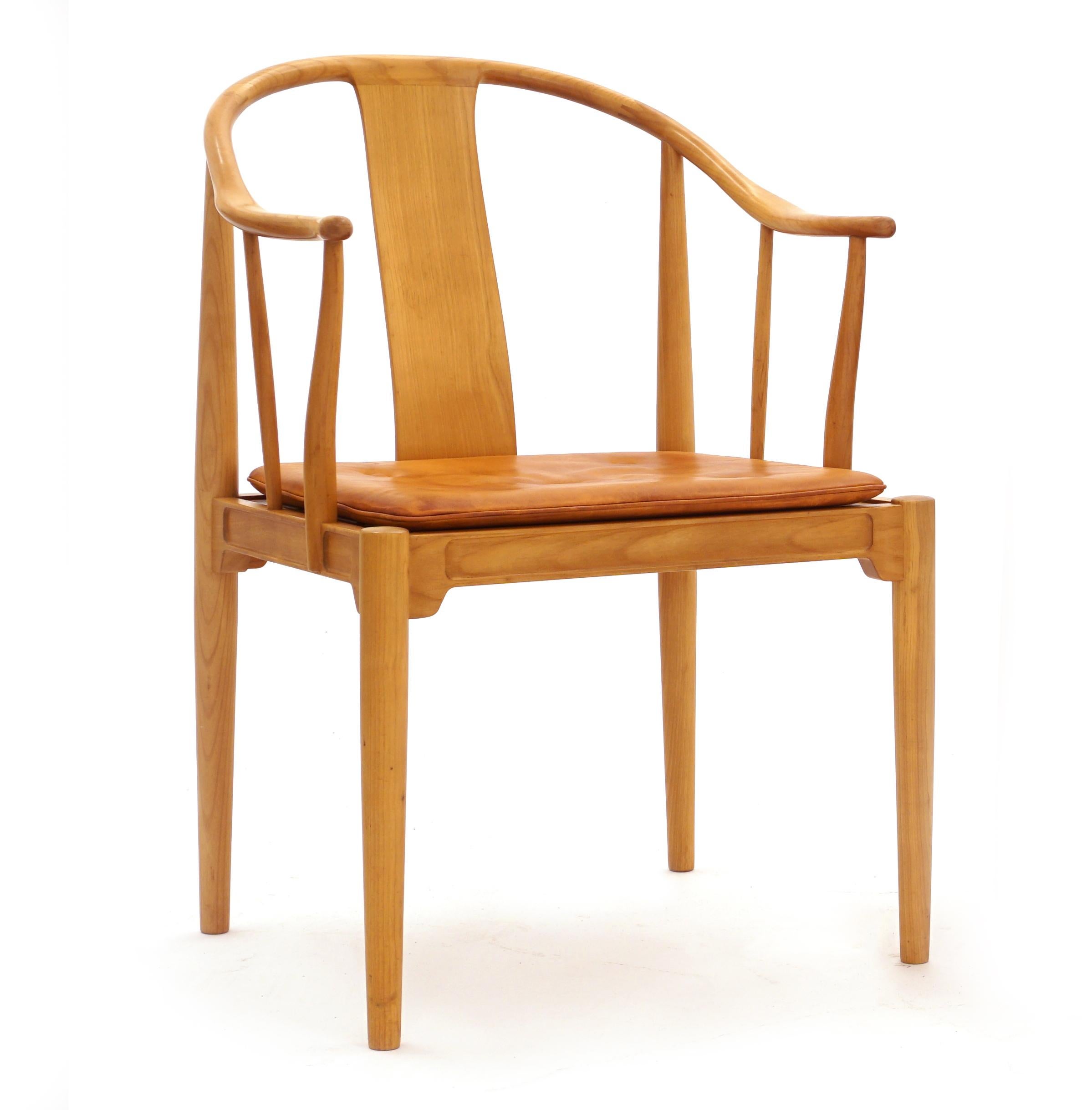 Modern Pair of Hans J. Wegner Beautiful Patinated Beech China Chairs by Fritz Hansen For Sale