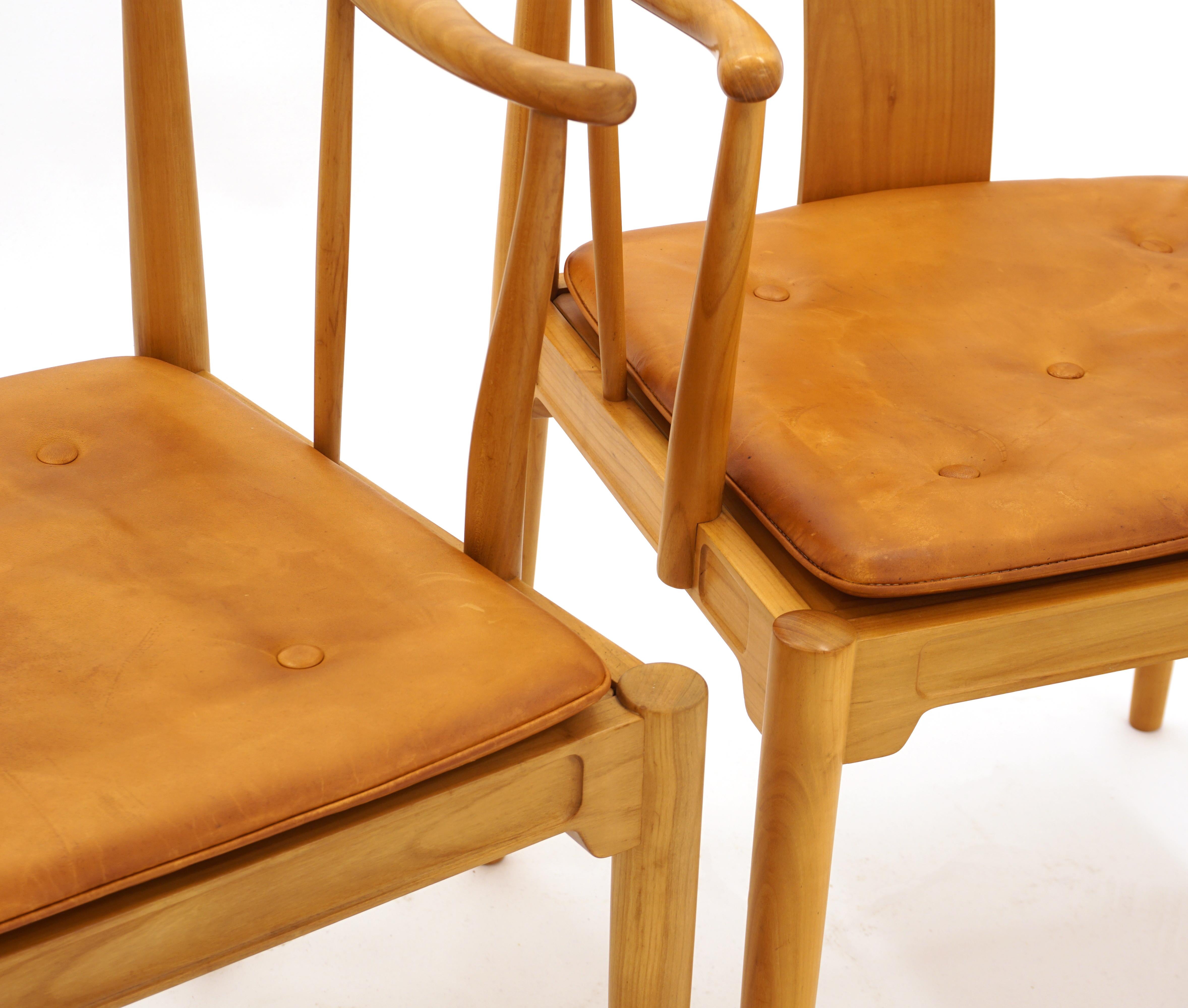 Danish Pair of Hans J. Wegner Beautiful Patinated Beech China Chairs by Fritz Hansen For Sale