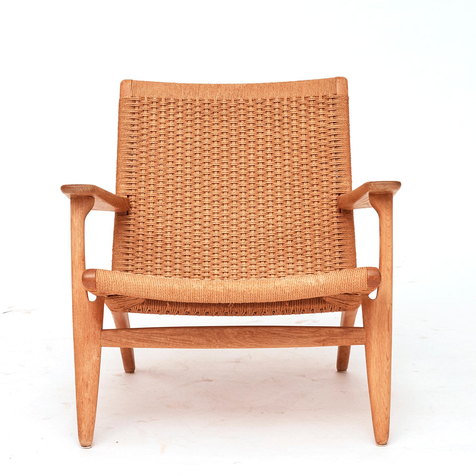 Pair of Hans J. Wegner CH-25 Armchairs In Good Condition In Kastrup, DK
