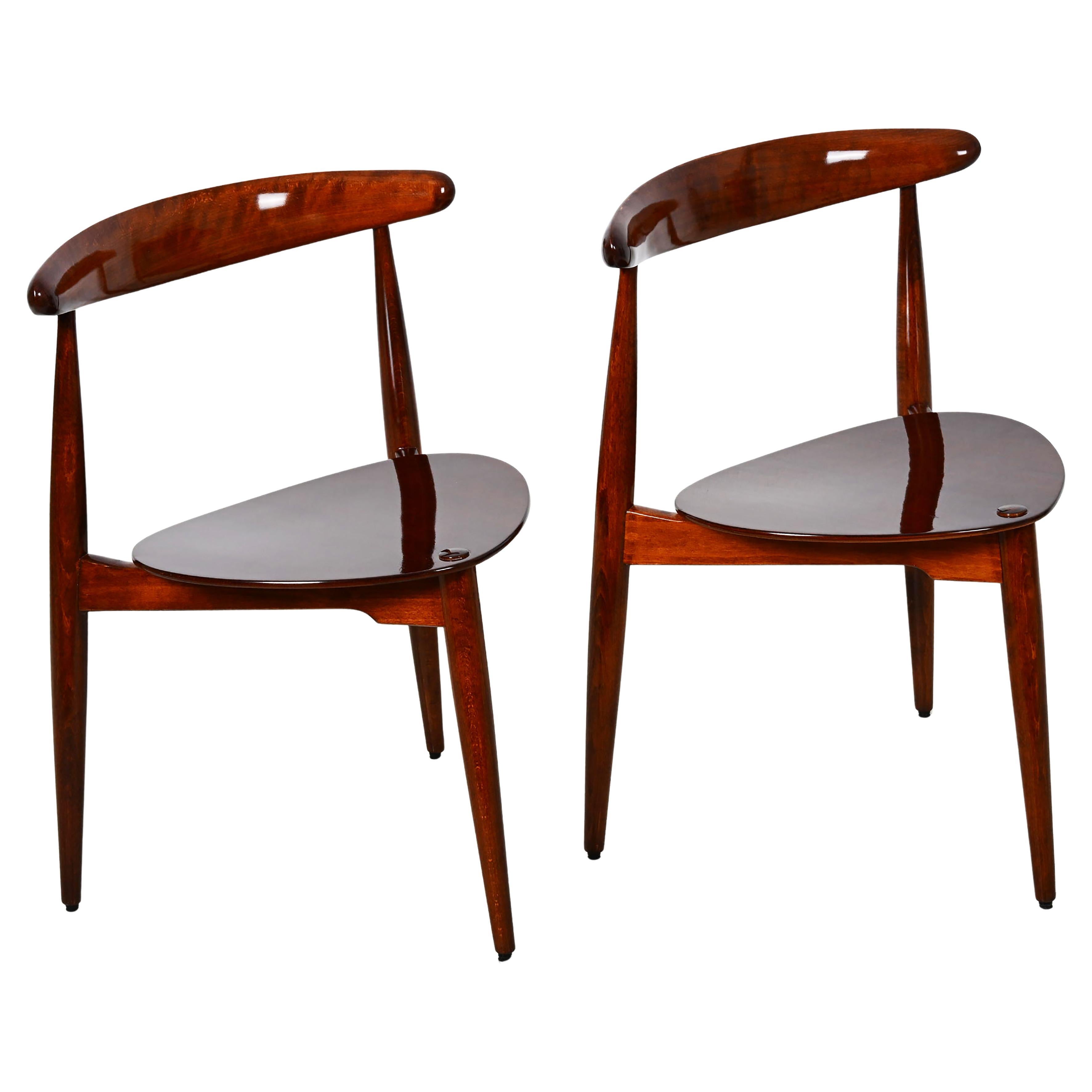 Hans J. Wegner stockable 'heart' tripod chairs, the seat made of the veneered teak frame and top rail of teak, Designed in 1952. Produit par Fritz Hansen, modèle FH 4103. Entièrement restauré, finition brillante. 
Informations diverses . Noritsugu