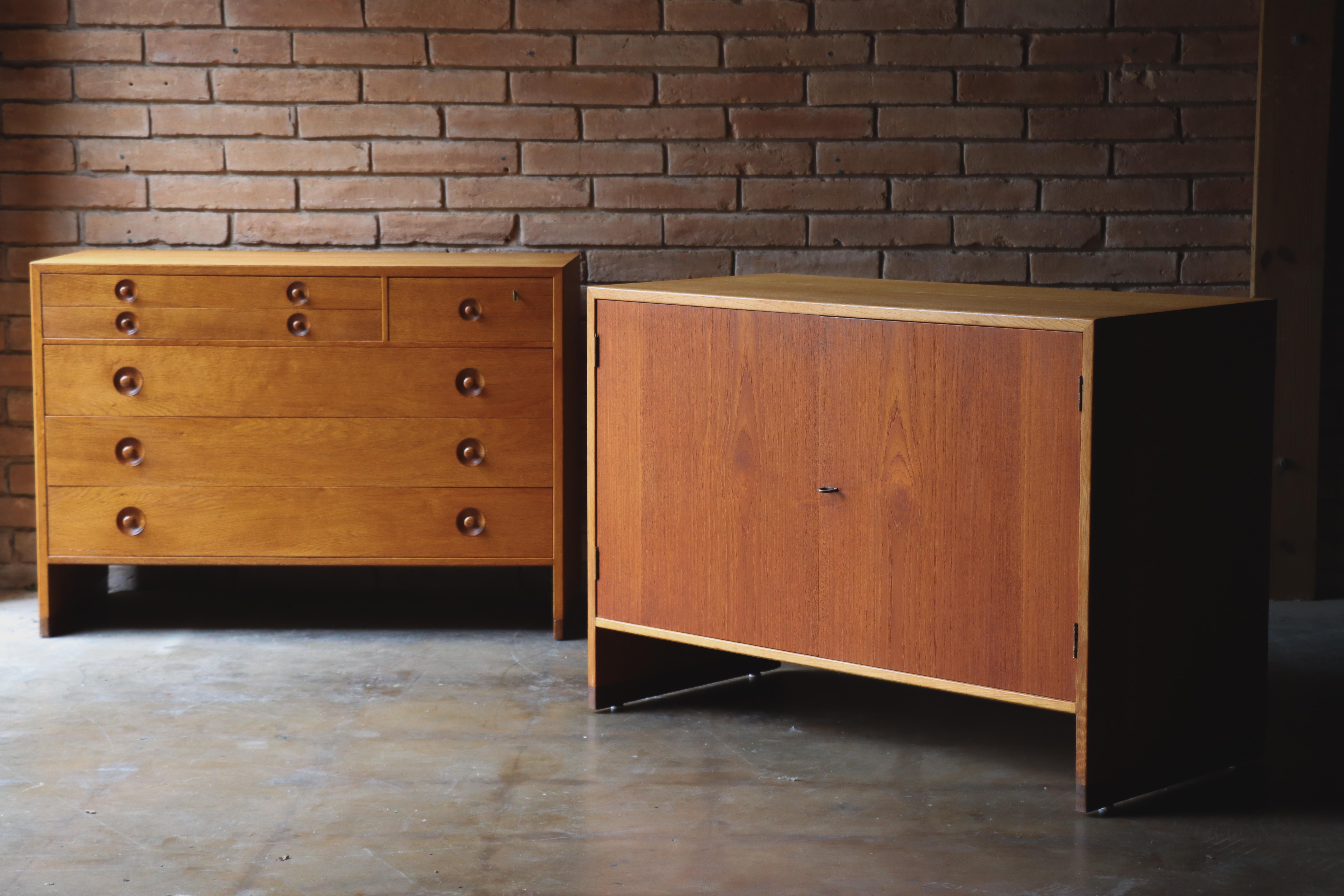Pair of Hans J. Wegner Chests, Ry Mobler, Oak & Teak, 1950s, Ry15, Ry16 For Sale 2