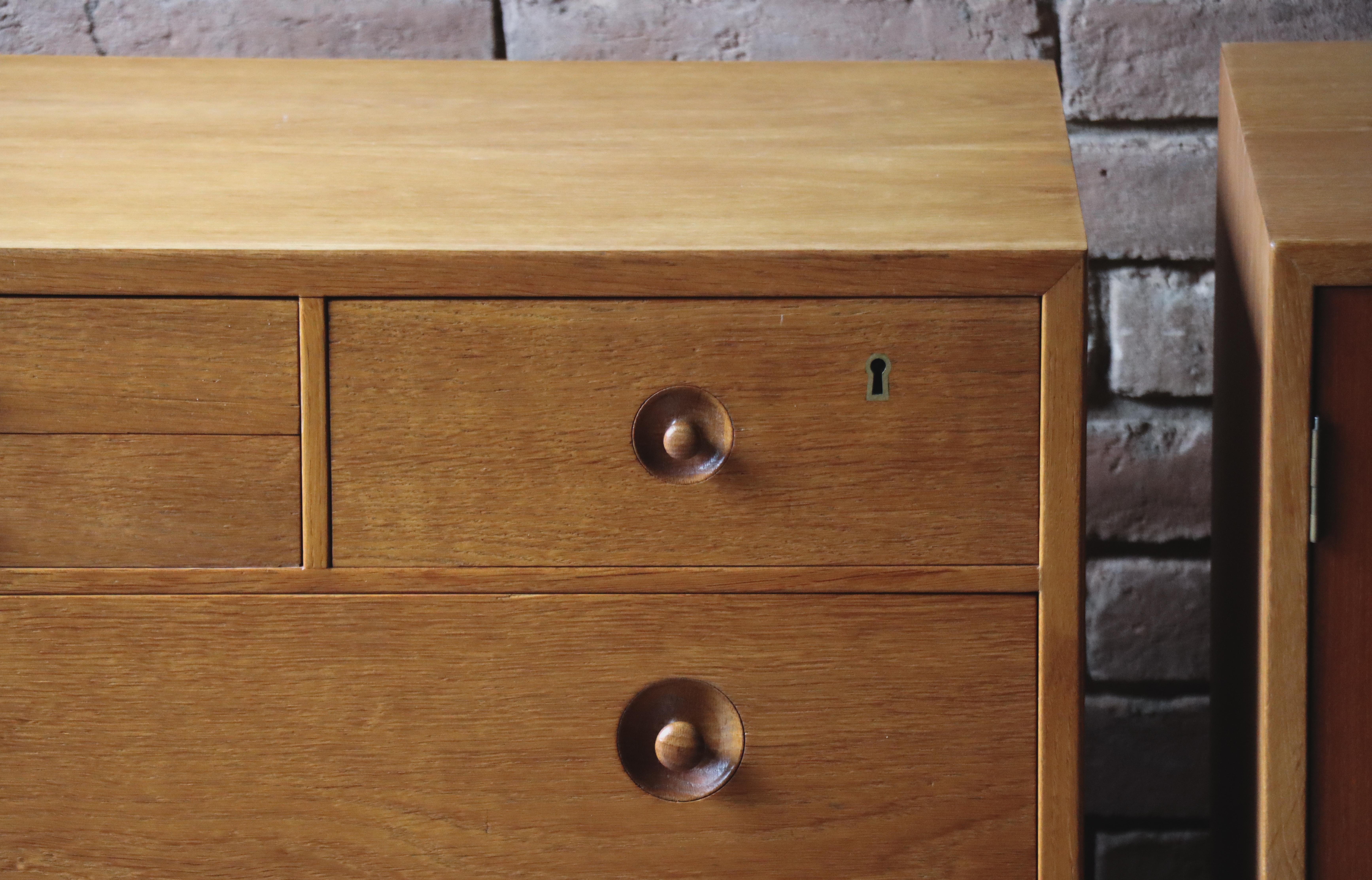 Pair of Hans J. Wegner Chests, Ry Mobler, Oak & Teak, 1950s, Ry15, Ry16 For Sale 3