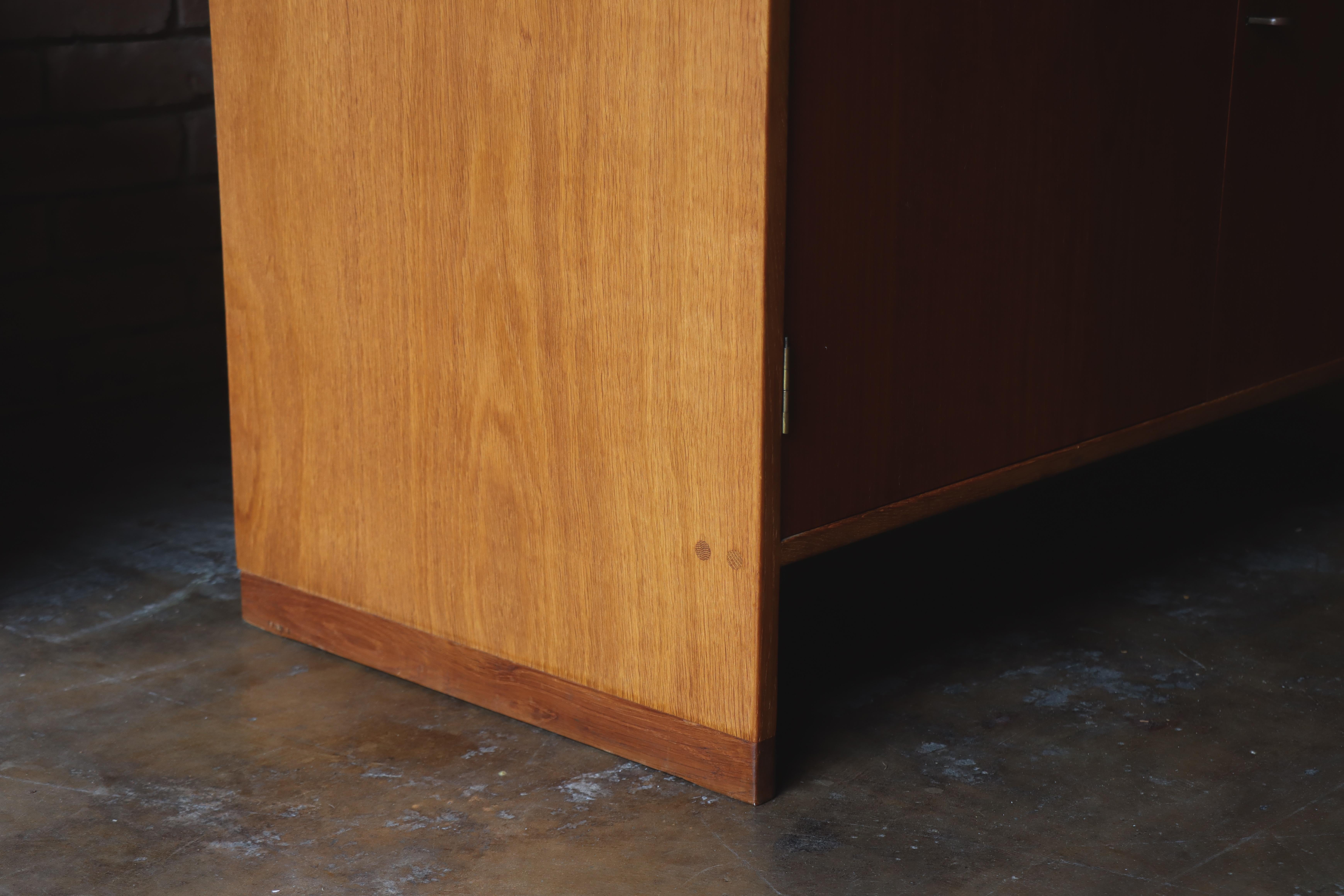 Pair of Hans J. Wegner Chests, Ry Mobler, Oak & Teak, 1950s, Ry15, Ry16 For Sale 5