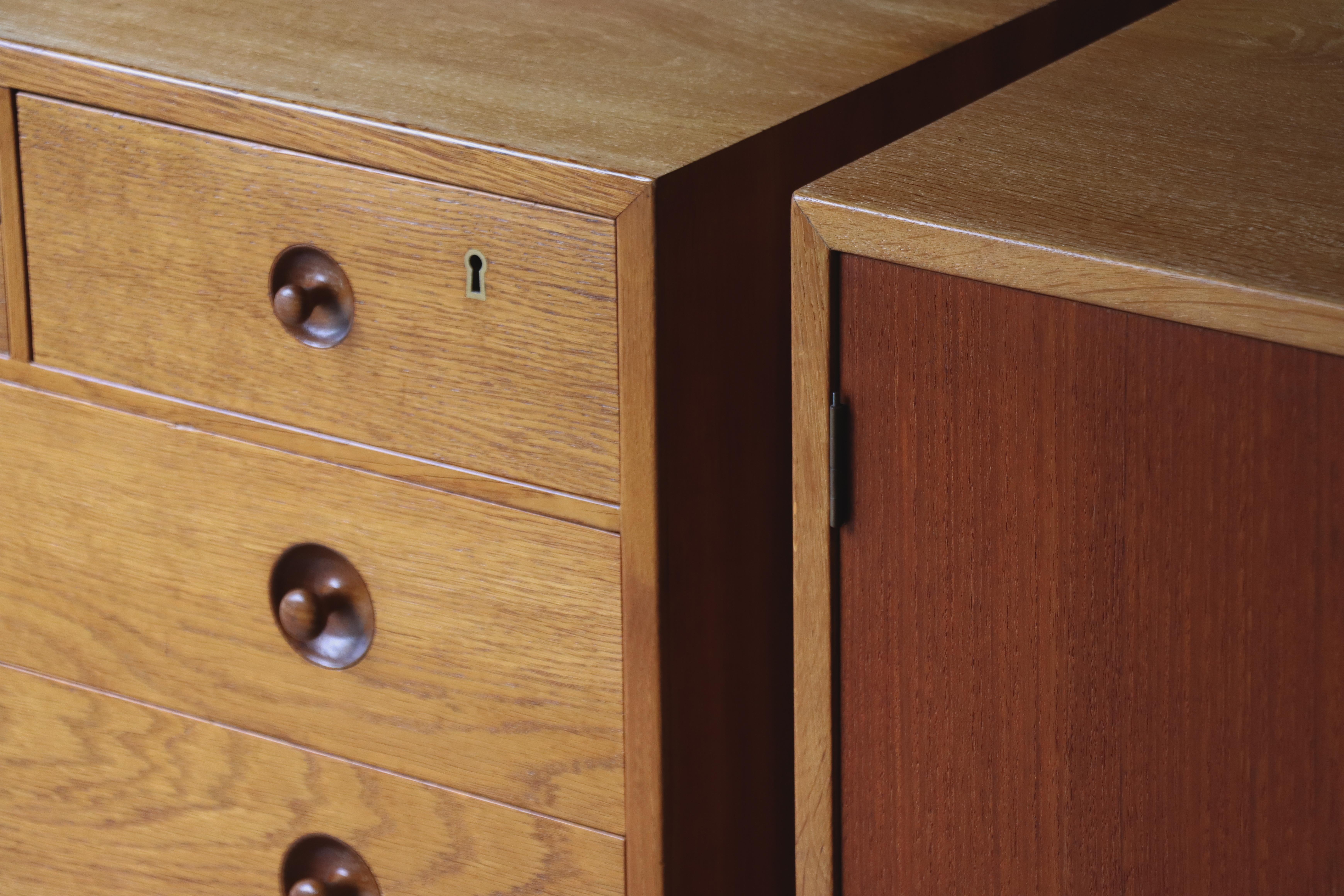 Pair of Hans J. Wegner Chests, Ry Mobler, Oak & Teak, 1950s, Ry15, Ry16 In Good Condition For Sale In Round Rock, TX