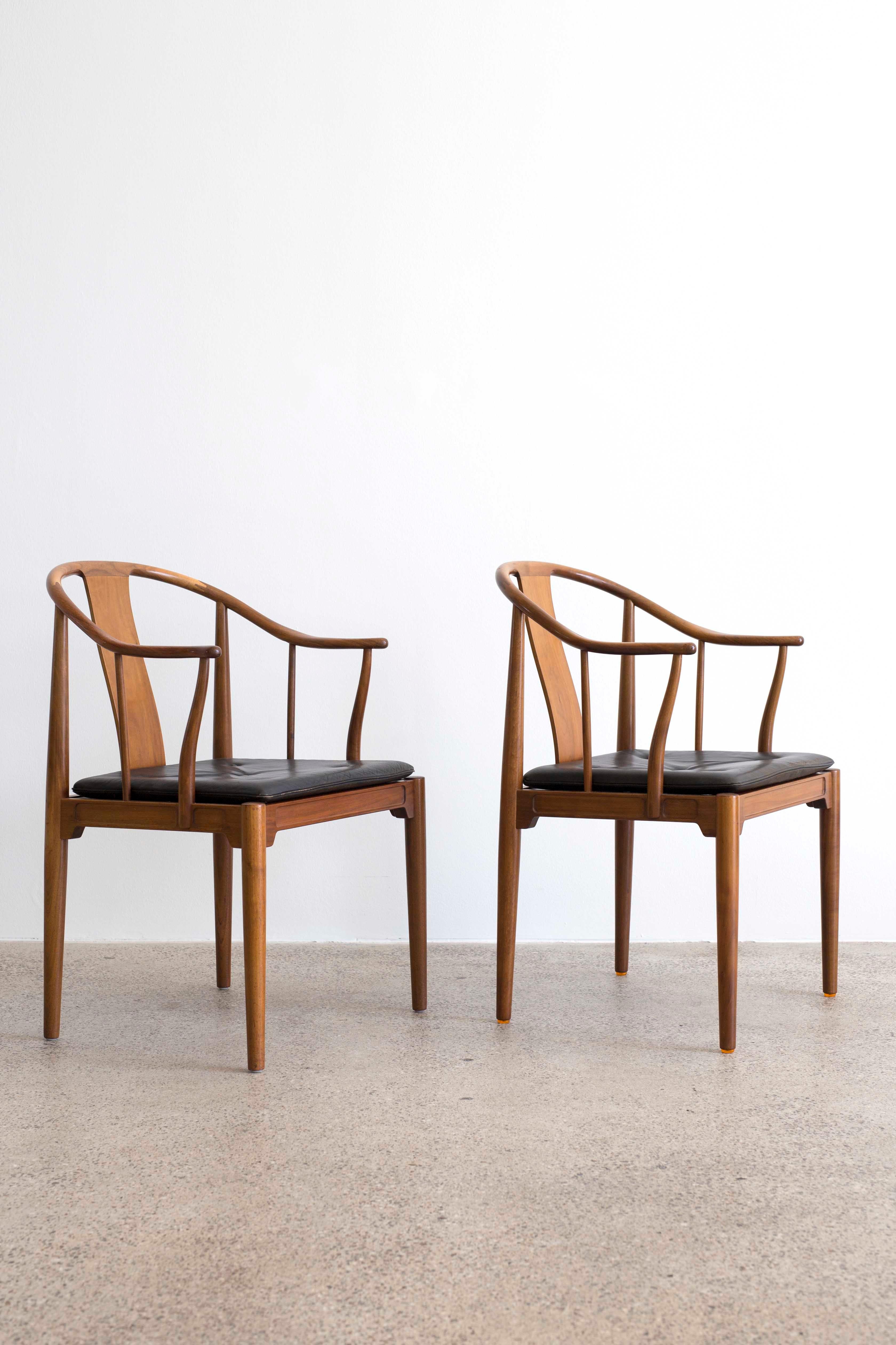 A pair of Hans J. Wegner China chairs in walnut with original black leather cushions.
Designed 1944 and executed at Fritz Hansen, 1972.
Very good condition. Sold and priced as a pair.