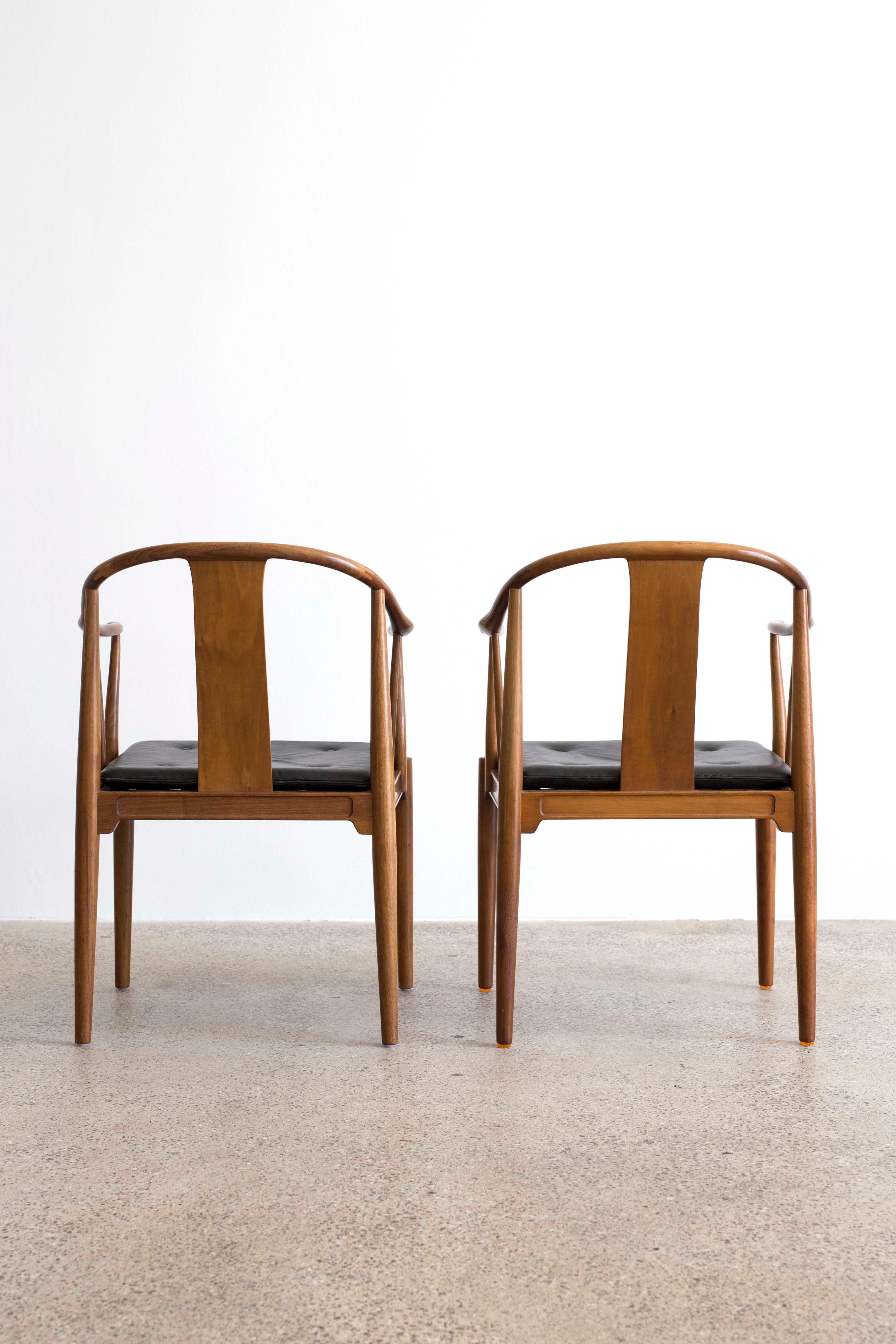 Pair of Hans J. Wegner China Chairs in Walnut, 1972 In Good Condition In Copenhagen, DK