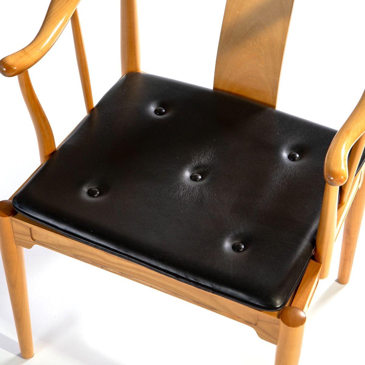 Paire de chaises chinoises Hans J. Wegner modèle FH4283 en cerisier et fourrure noire en vente 3