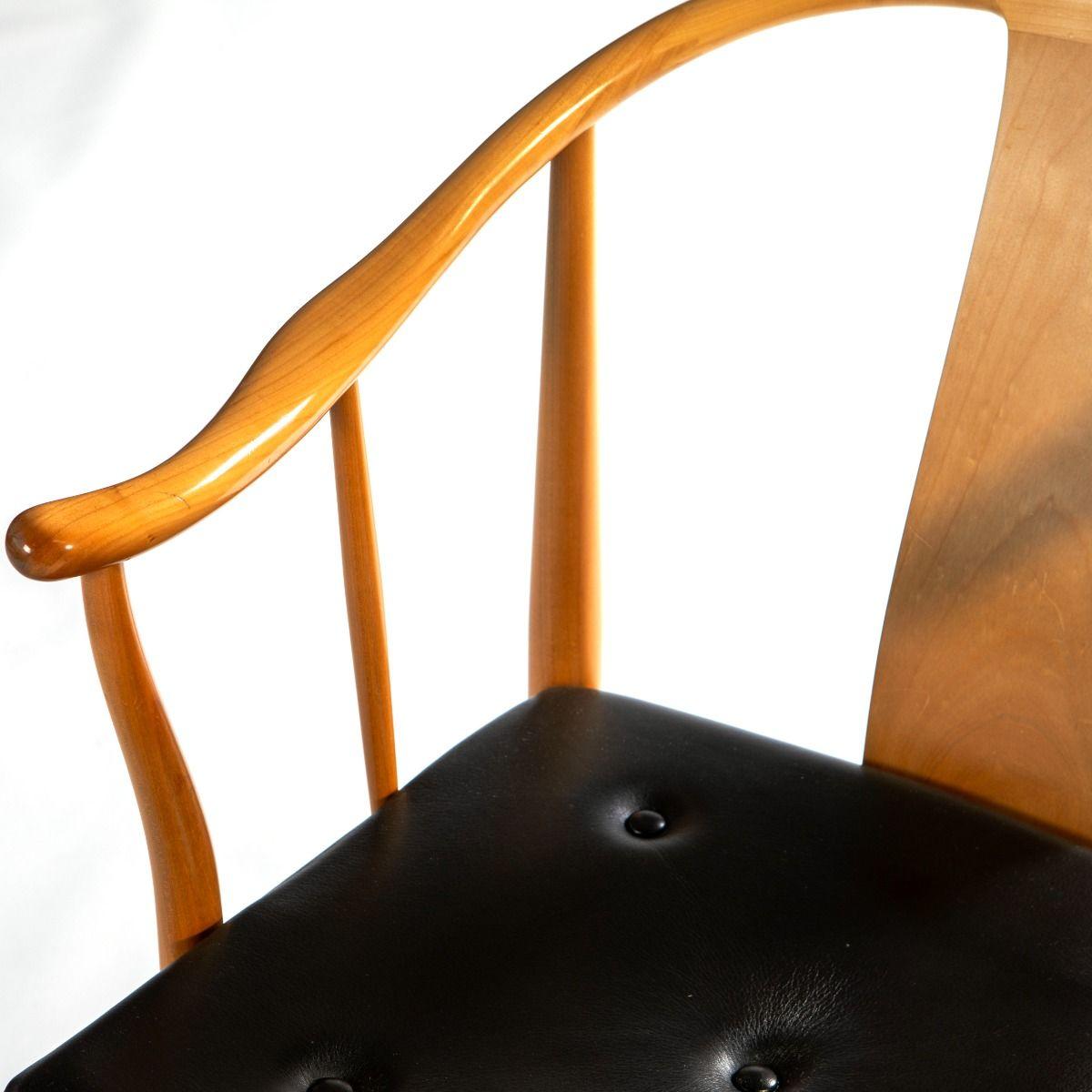 Paire de chaises chinoises Hans J. Wegner modèle FH4283 en cerisier et fourrure noire en vente 4