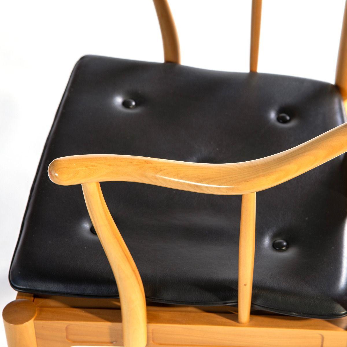 Paire de chaises chinoises Hans J. Wegner modèle FH4283 en cerisier et fourrure noire en vente 5