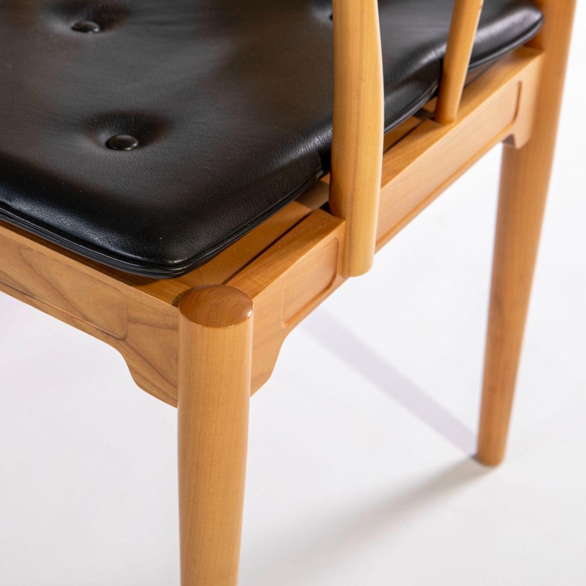 Paire de chaises chinoises Hans J. Wegner modèle FH4283 en cerisier et fourrure noire en vente 6