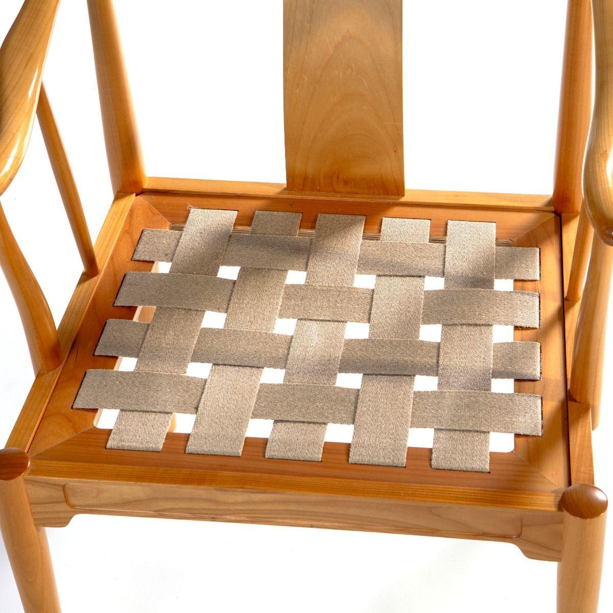 Paire de chaises chinoises Hans J. Wegner modèle FH4283 en cerisier et fourrure noire en vente 7