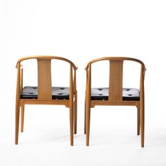 Pareja de "Sillas chinas" Hans J. Wegner Modelo FH4283 de madera de cerezo y revestimiento negro