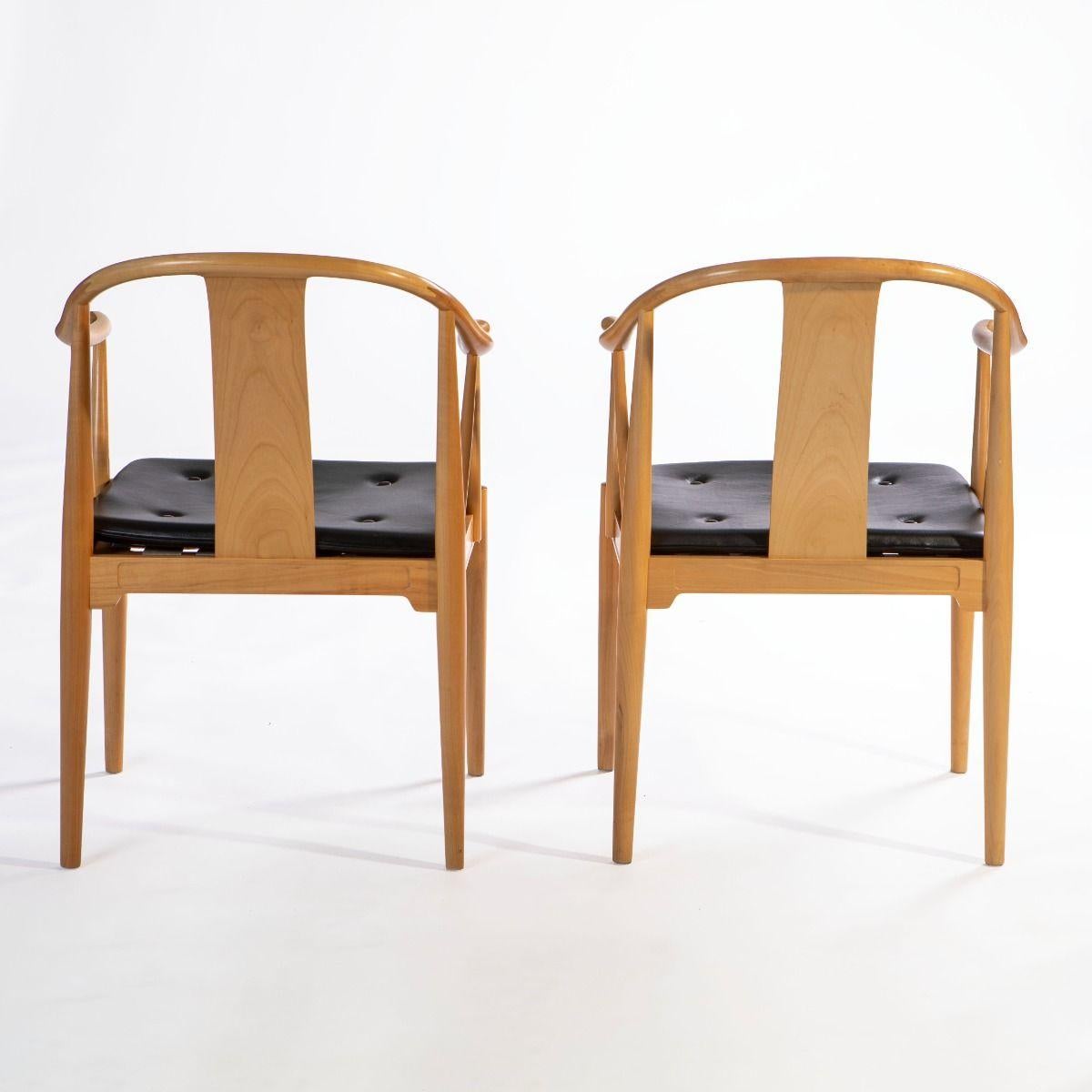 Moderne Paire de chaises chinoises Hans J. Wegner modèle FH4283 en cerisier et fourrure noire en vente
