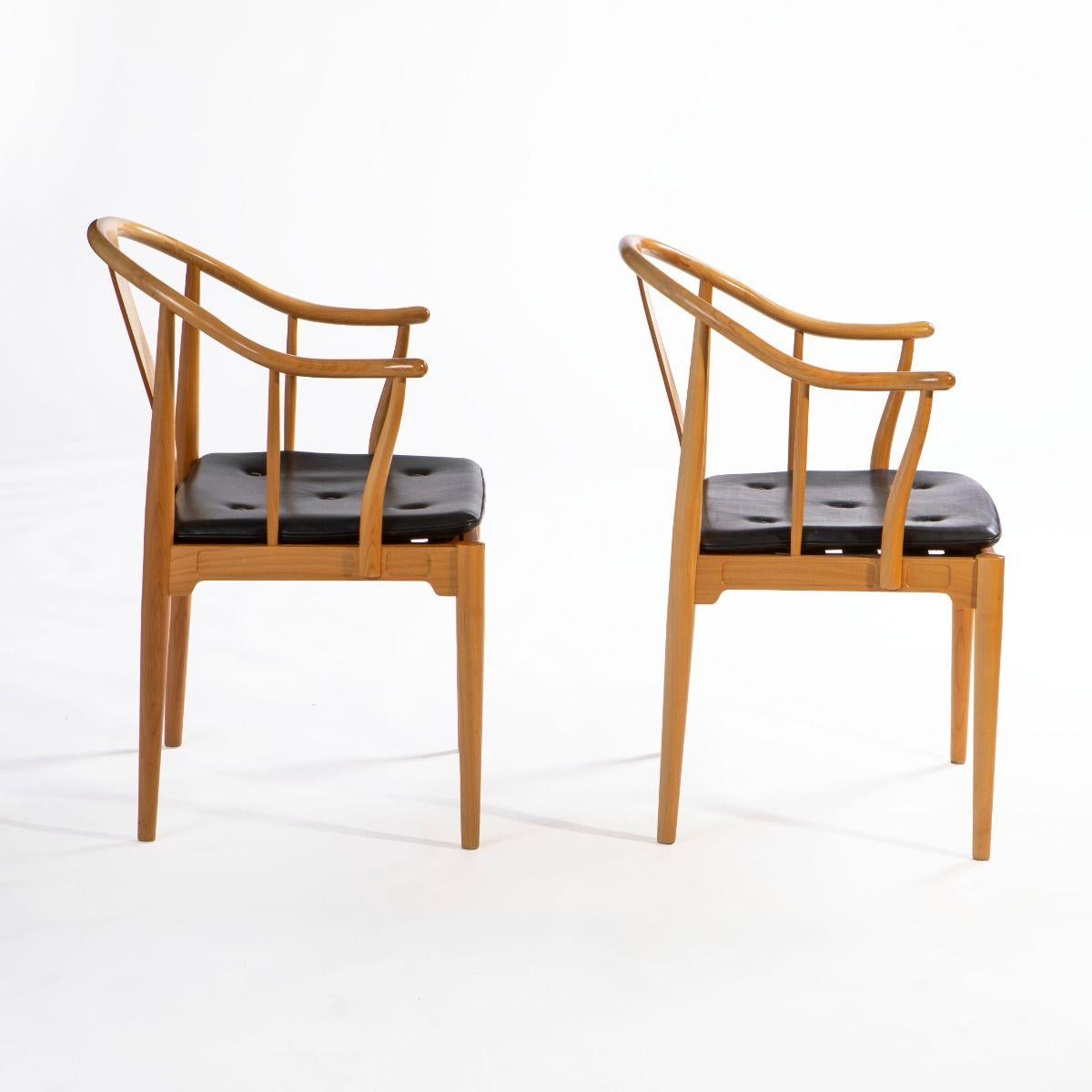 Danois Paire de chaises chinoises Hans J. Wegner modèle FH4283 en cerisier et fourrure noire en vente