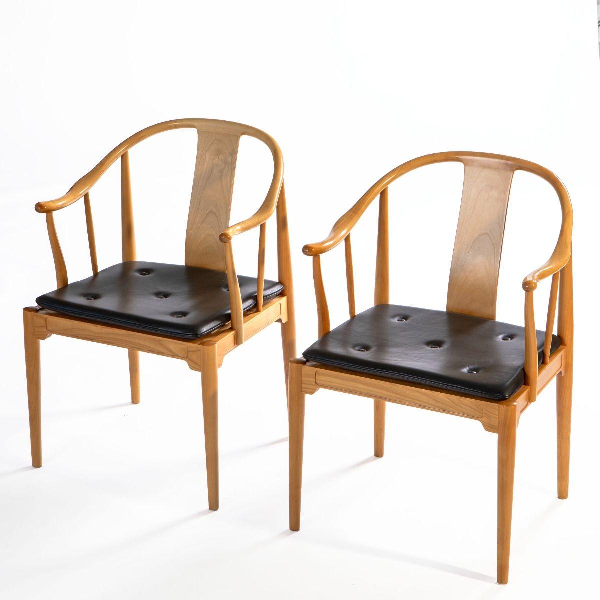 XXIe siècle et contemporain Paire de chaises chinoises Hans J. Wegner modèle FH4283 en cerisier et fourrure noire en vente